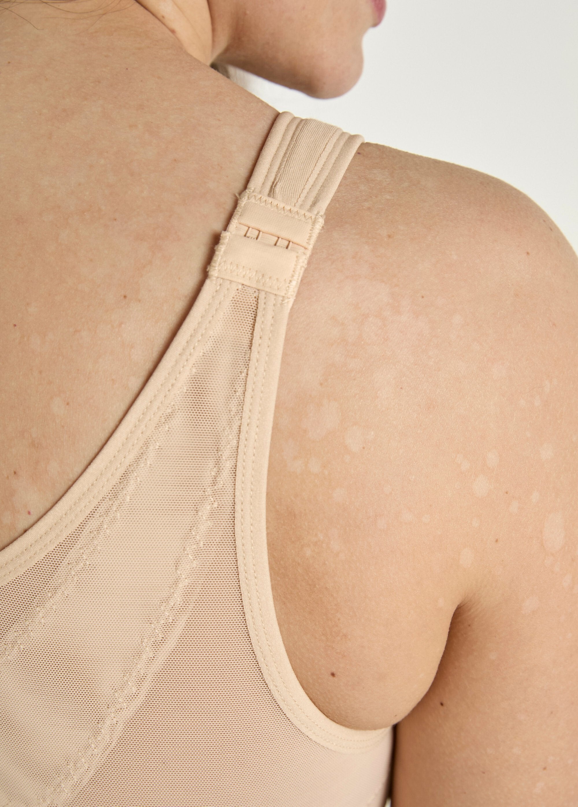 Soutien_com_aros_com_grande_suporte,_frente_aberta_Peau_DE2_curvy