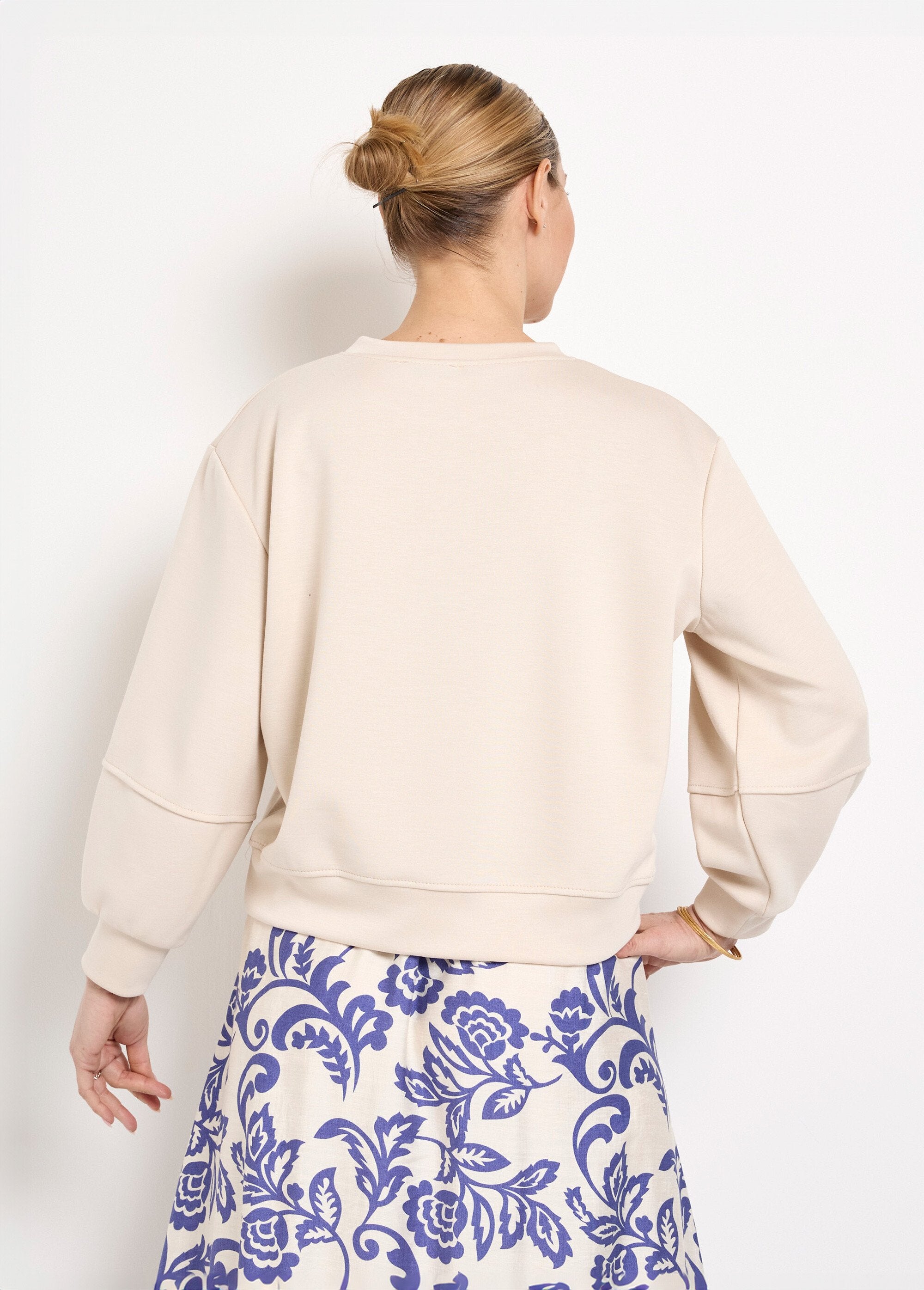 Moletom_curto_de_malha_macia_com_gola_redonda_Sable_DO1_slim