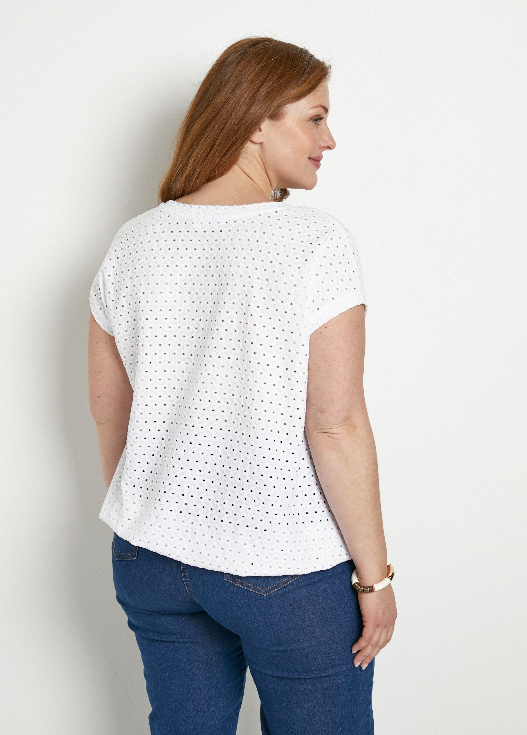 Camiseta_solta_com_blusa_curta_lisa_decote_em_V_Blanc_DO1_curvy