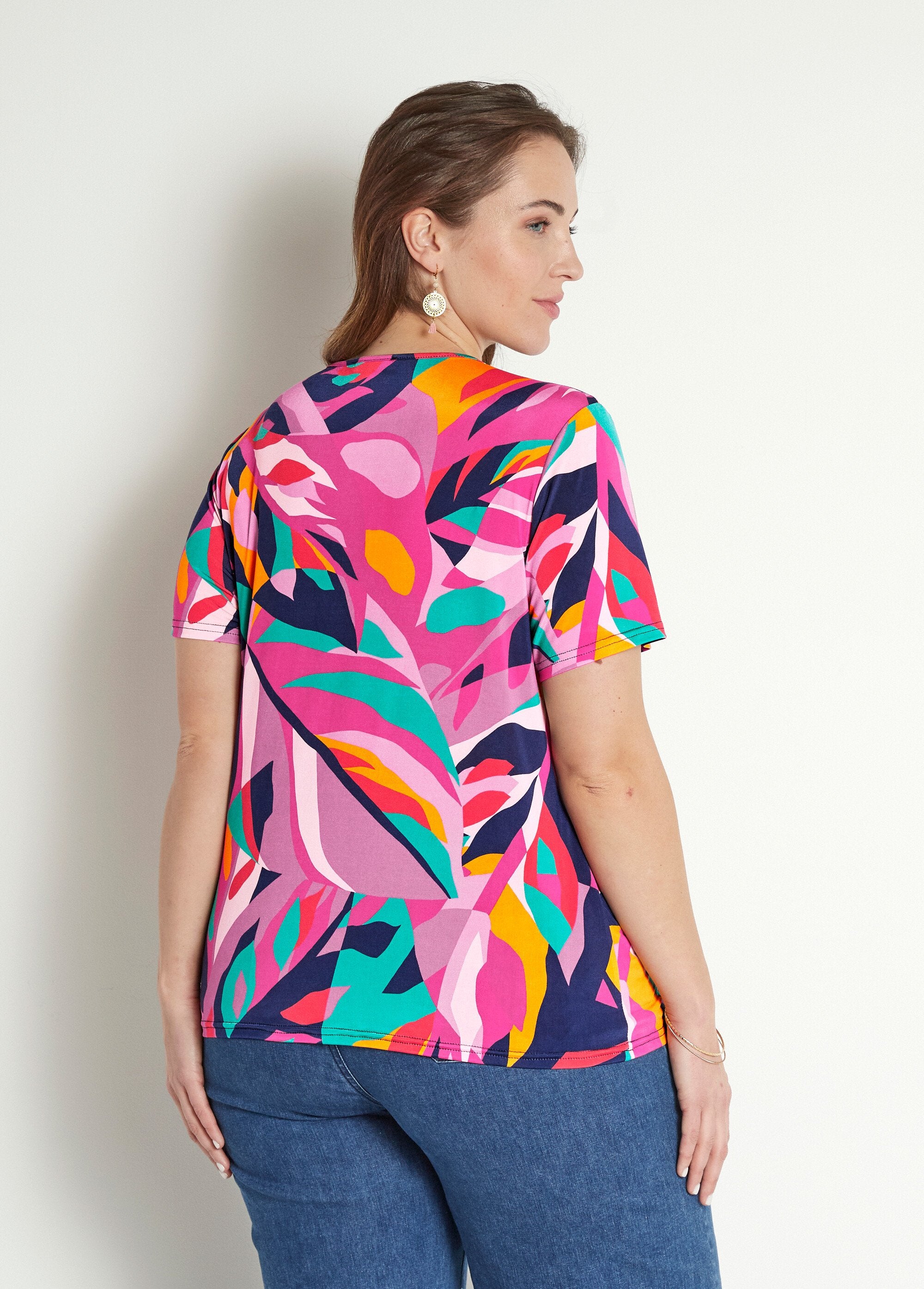 Camiseta_estampada_solta_com_decote_em_V_e_manga_curta_Multicolore_DO1_curvy