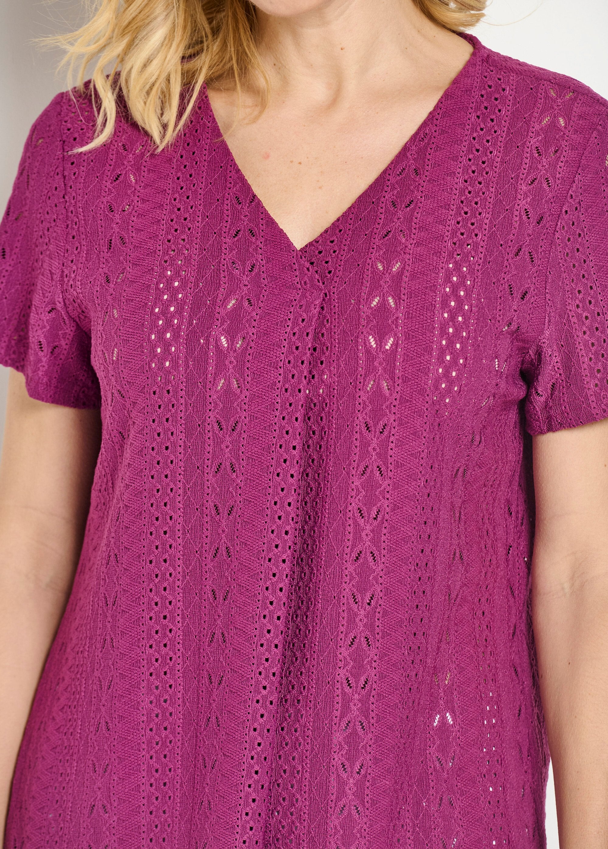 Camiseta_solta_decote_V_com_efeito_bordado_liso_Cassis_DE1_slim