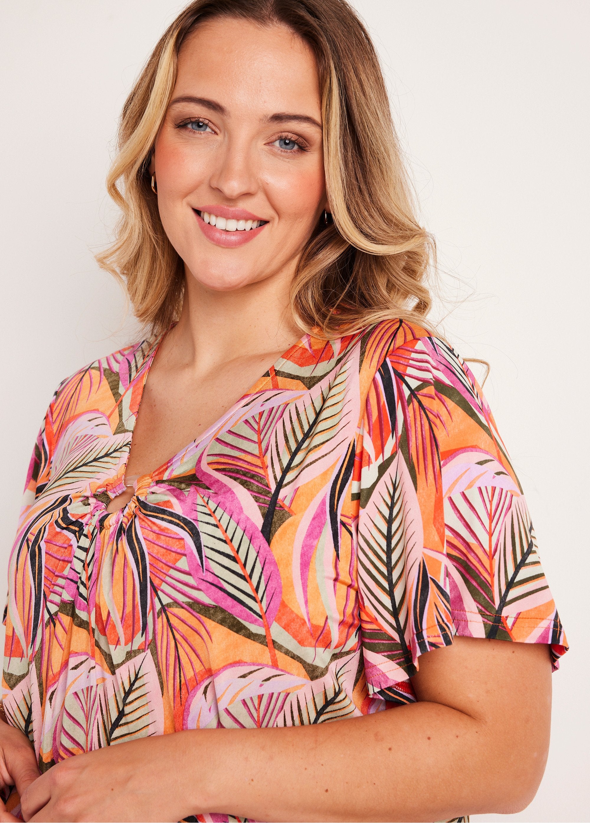 Camiseta_curta_solta,_lisa_ou_folhagem_Laranja_e_fúcsia_DE1_curvy