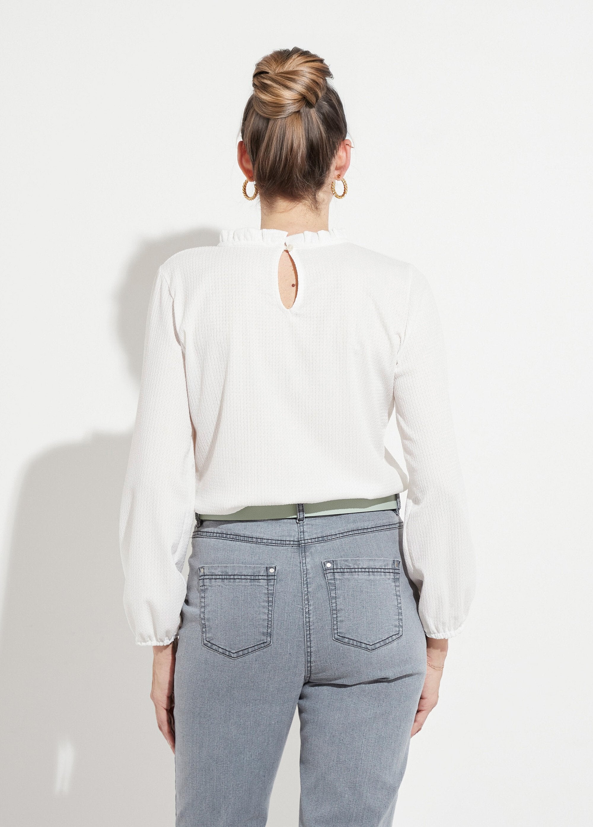 T-shirt_branca_com_gola_de_folhos_e_malha_waffle_Blanc_DO1_slim