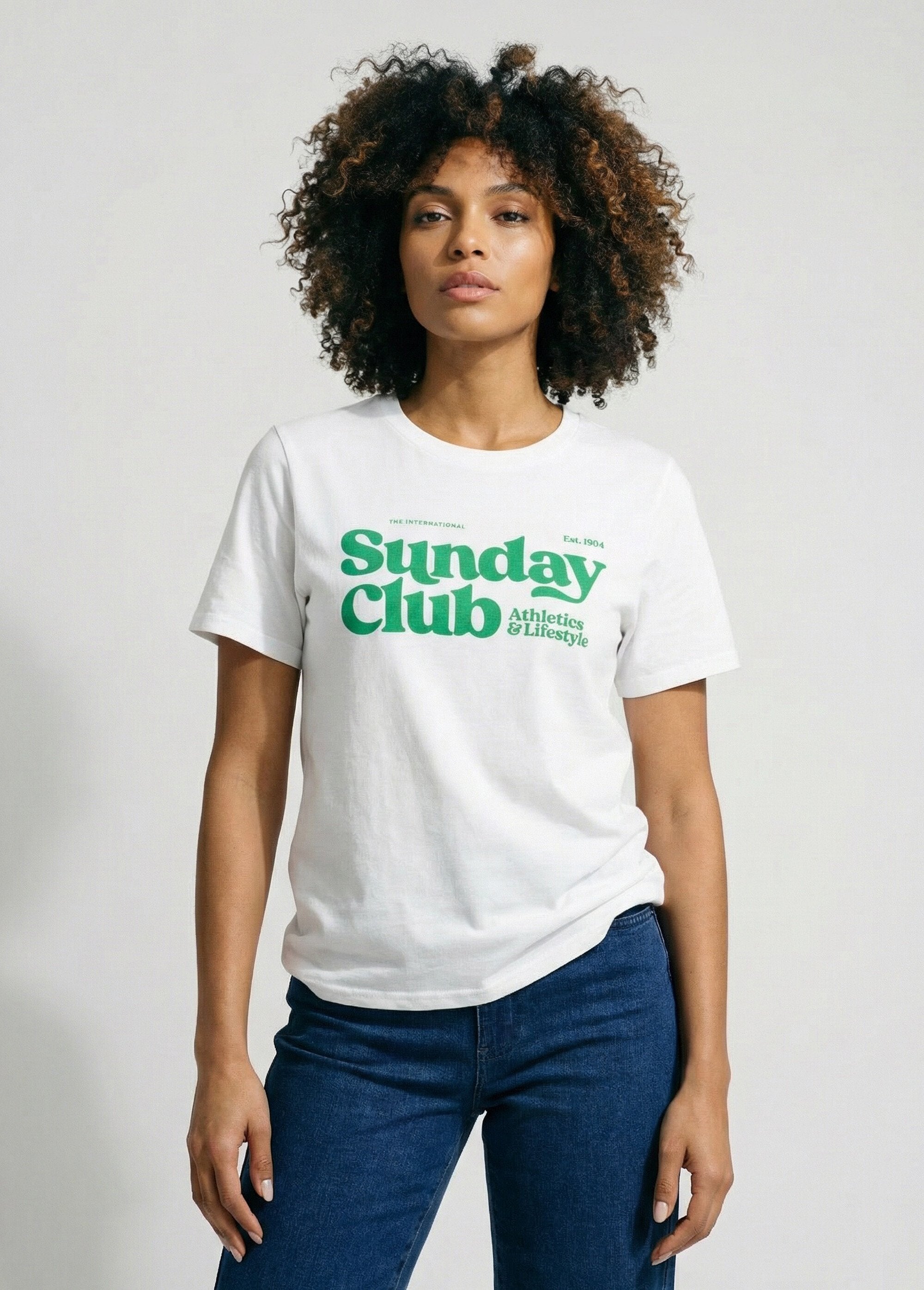T-shirt_branca_com_a_inscrição_Sunday_Club_Blanc_et_vert_FA2_slim