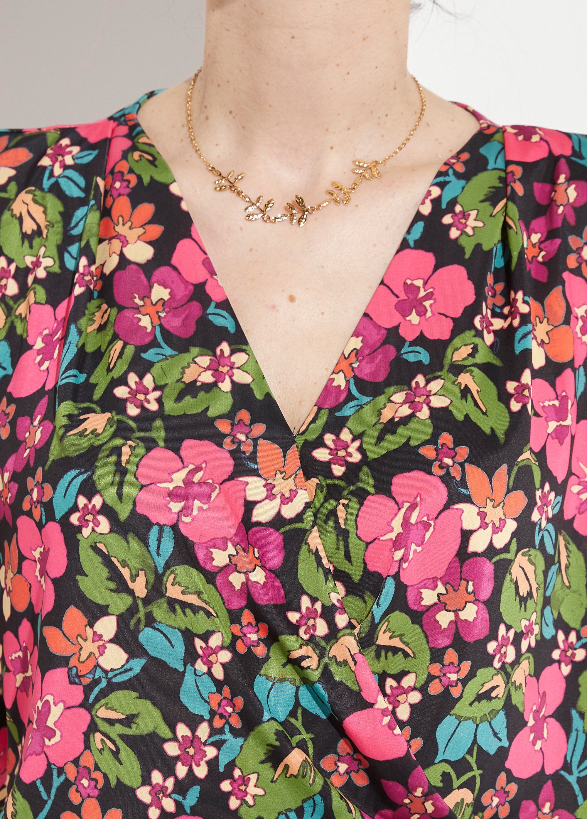 Camiseta_blusa_envolvente_floral_Noir_et_fuchsia_DE1_slim