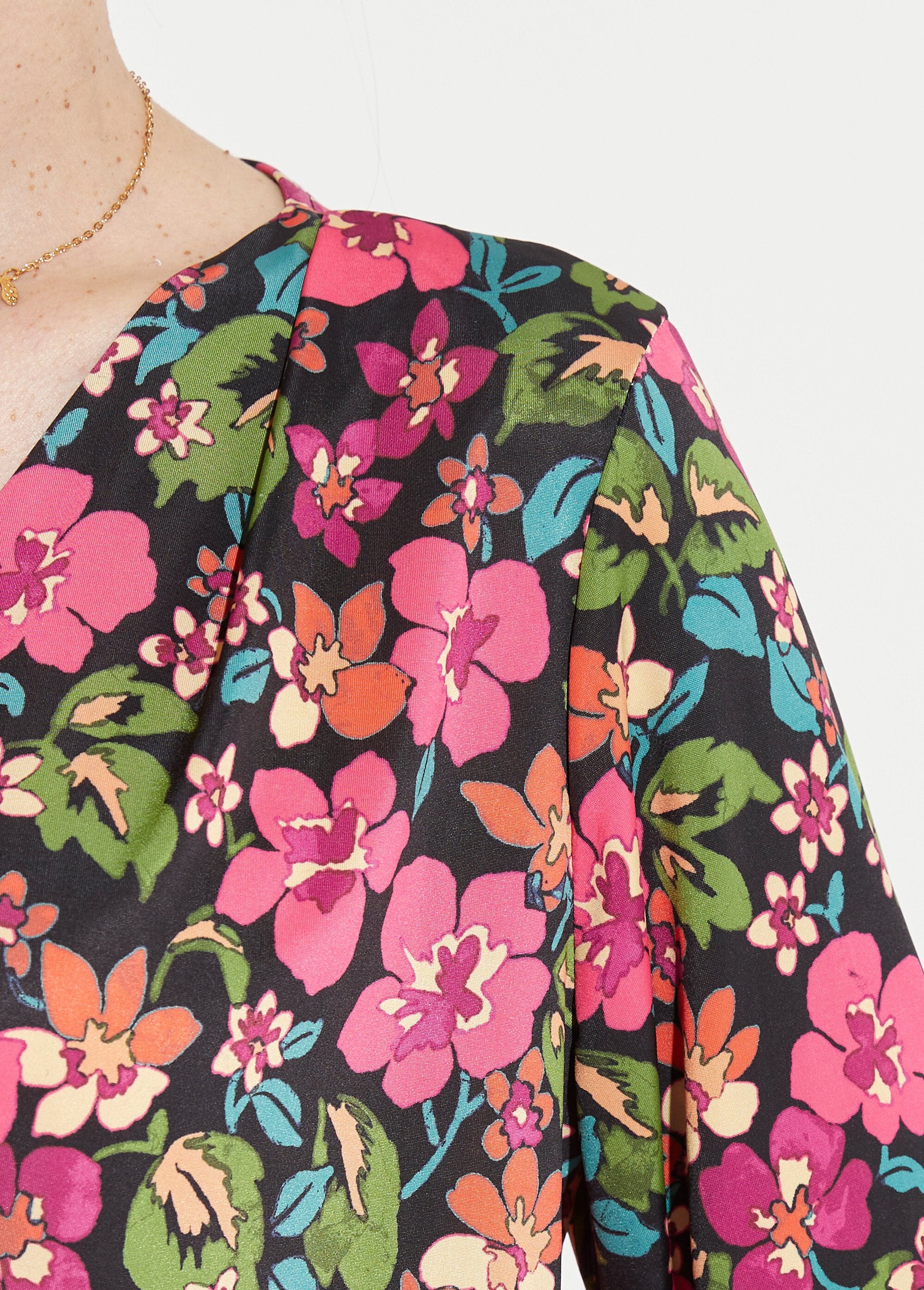 Camiseta_blusa_envolvente_floral_Noir_et_fuchsia_DE2_slim