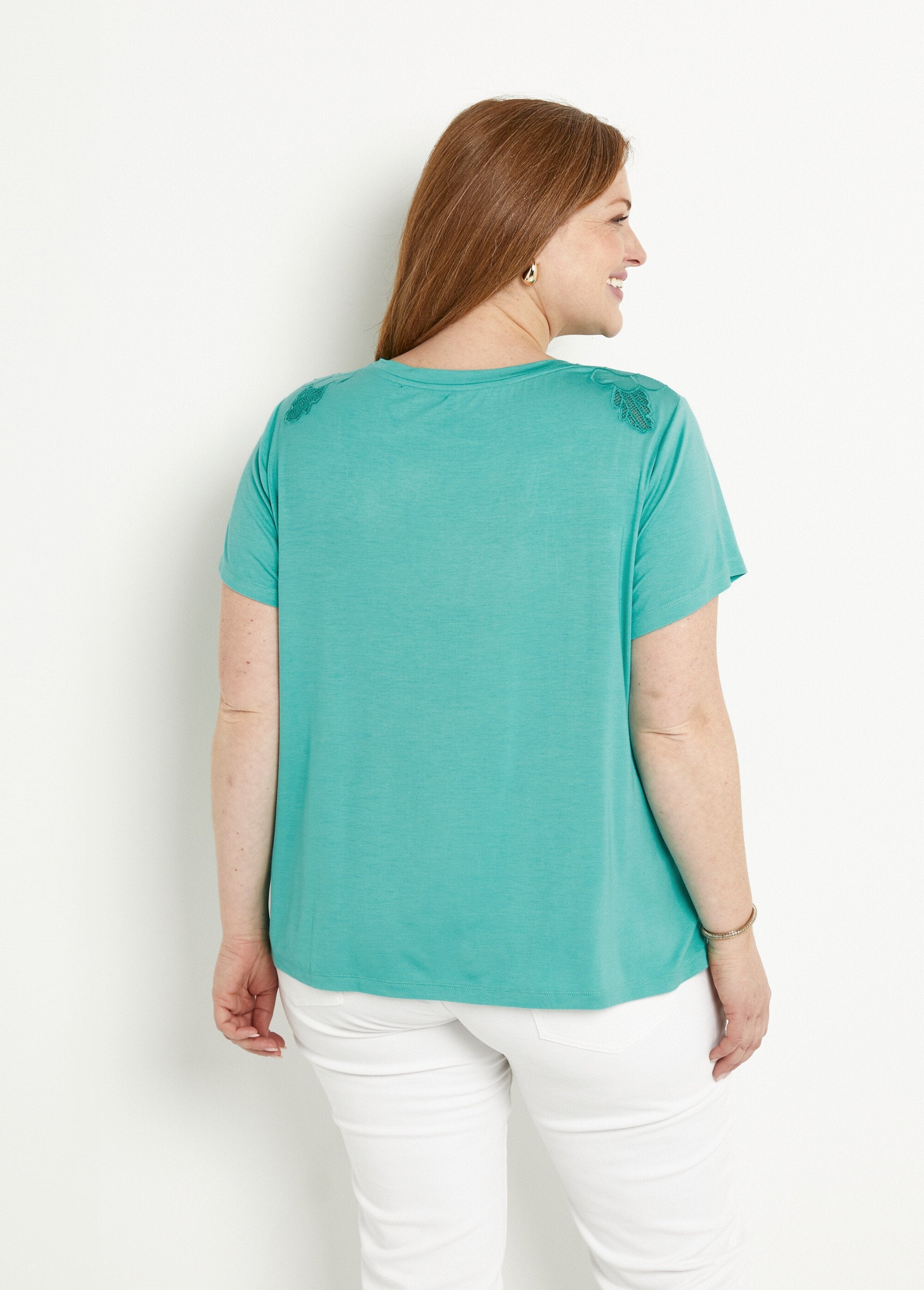 T-shirt_com_gola_redonda_em_algodão_bordada_e_aberta_Aqua_DO1_curvy