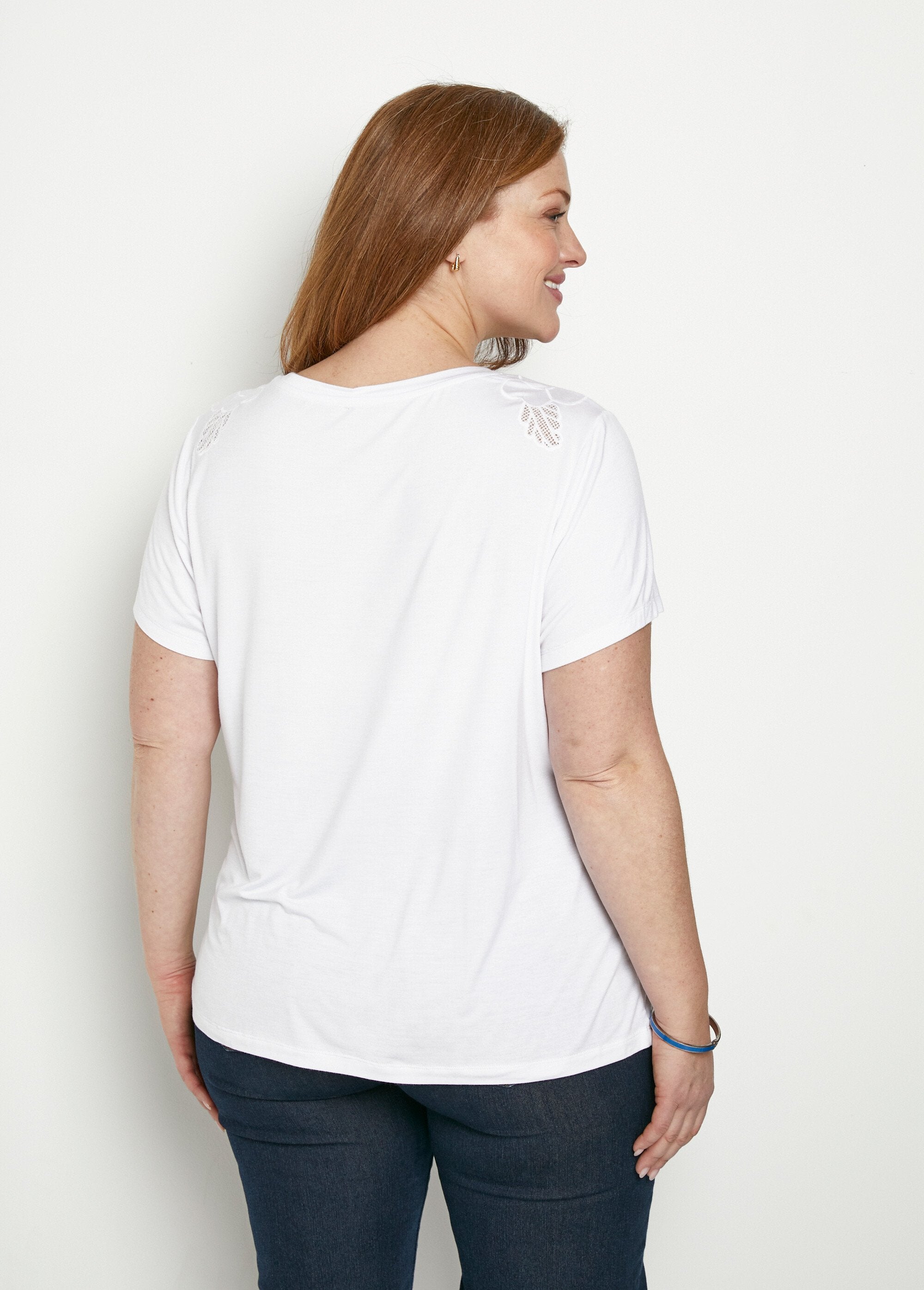 T-shirt_com_gola_redonda_em_algodão_bordada_e_aberta_Blanc_DO1_curvy