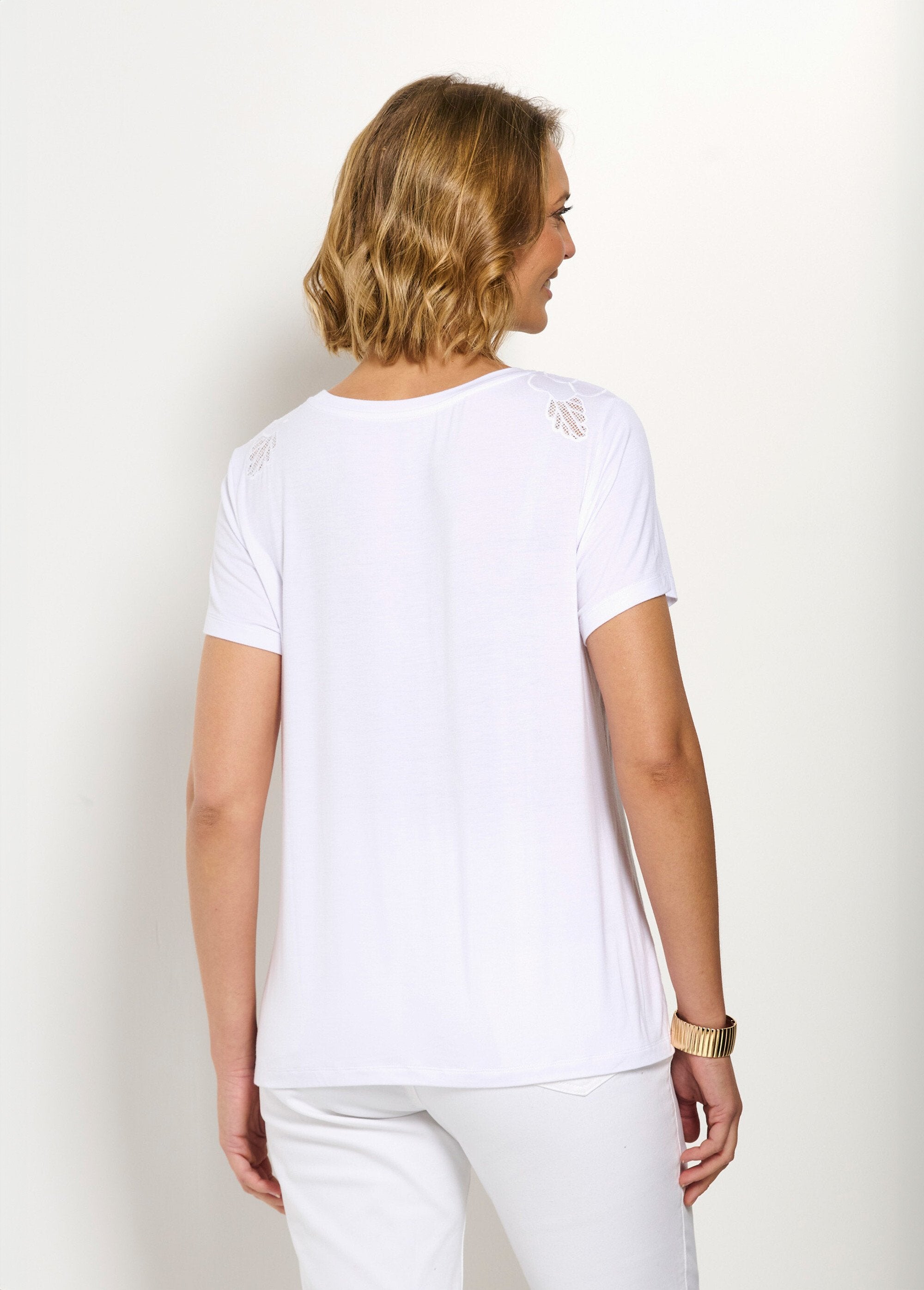 T-shirt_com_gola_redonda_em_algodão_bordada_e_aberta_Blanc_DO1_slim