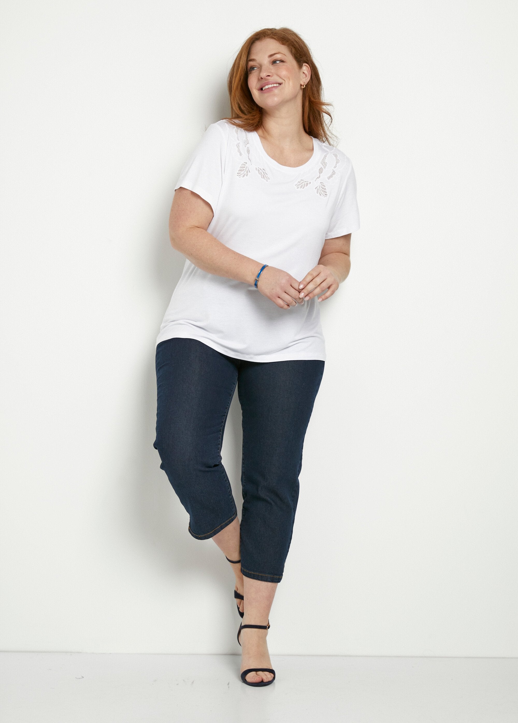 T-shirt_com_gola_redonda_em_algodão_bordada_e_aberta_Blanc_SF1_curvy