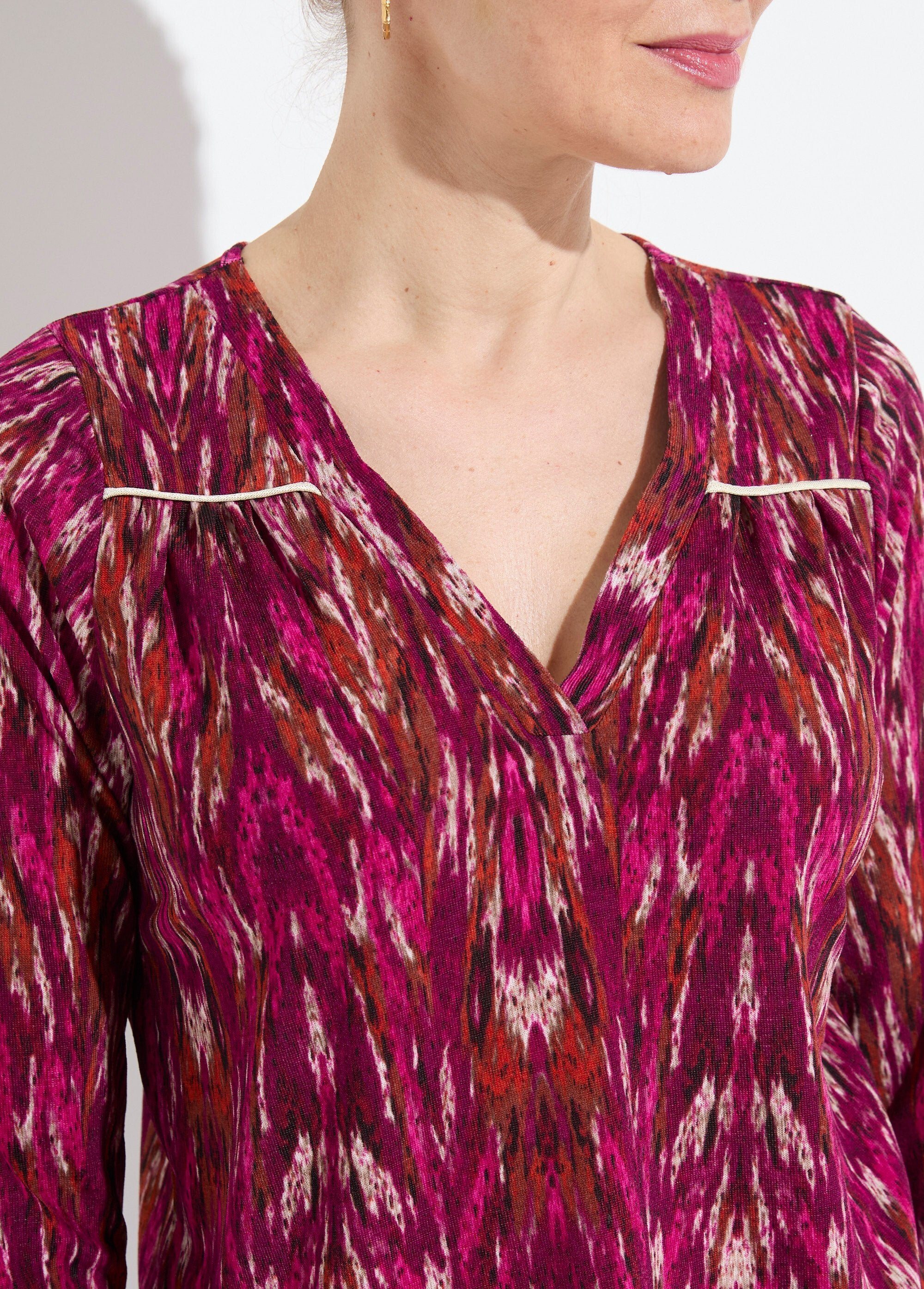 T-shirt_quente_com_decote_em_V_estampado,_manga_comprida_Cassis_et_beige_DE1_slim