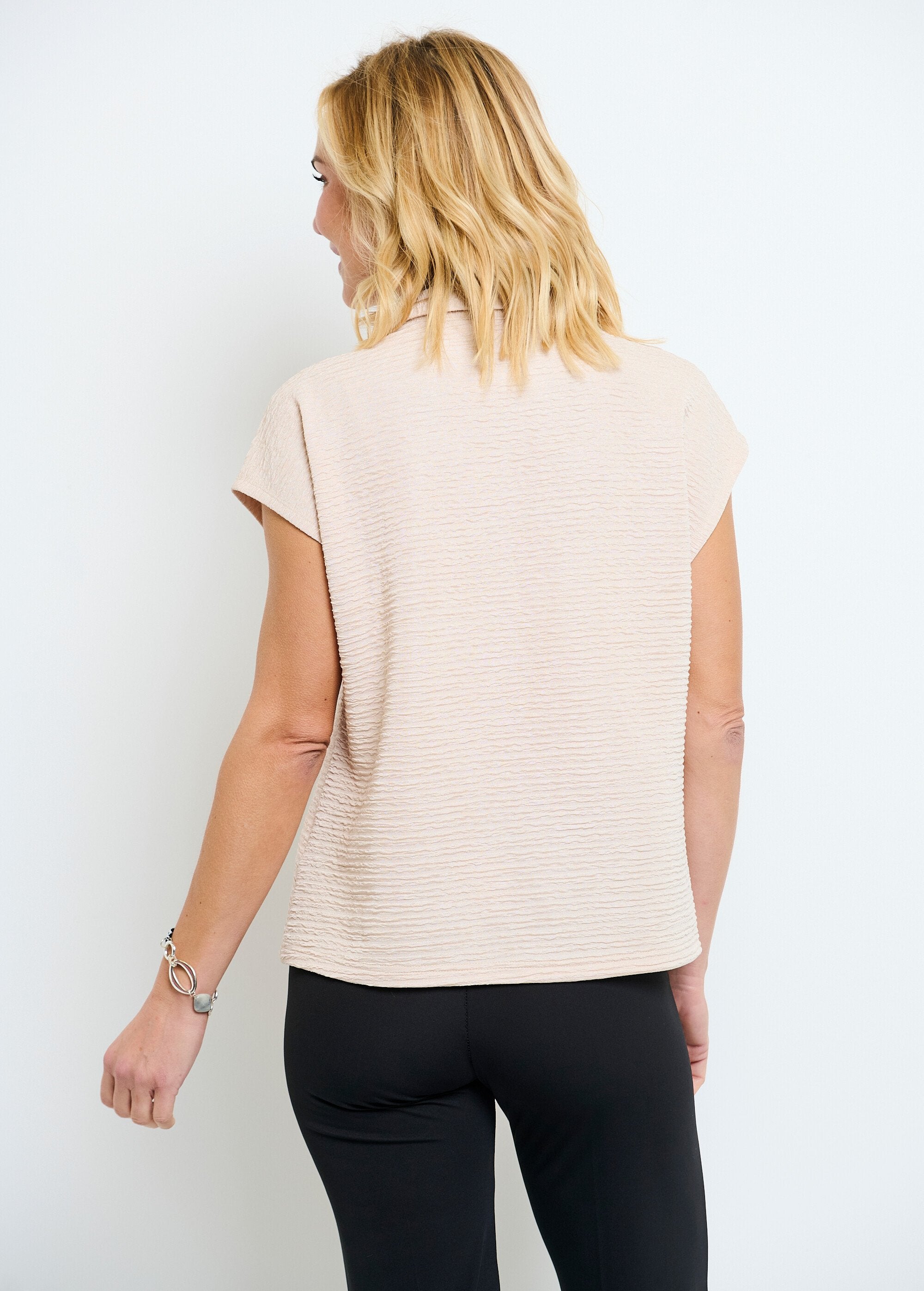 T-shirt_simples_de_manga_curta_com_colarinho_de_camisa_Sable_DO1_slim