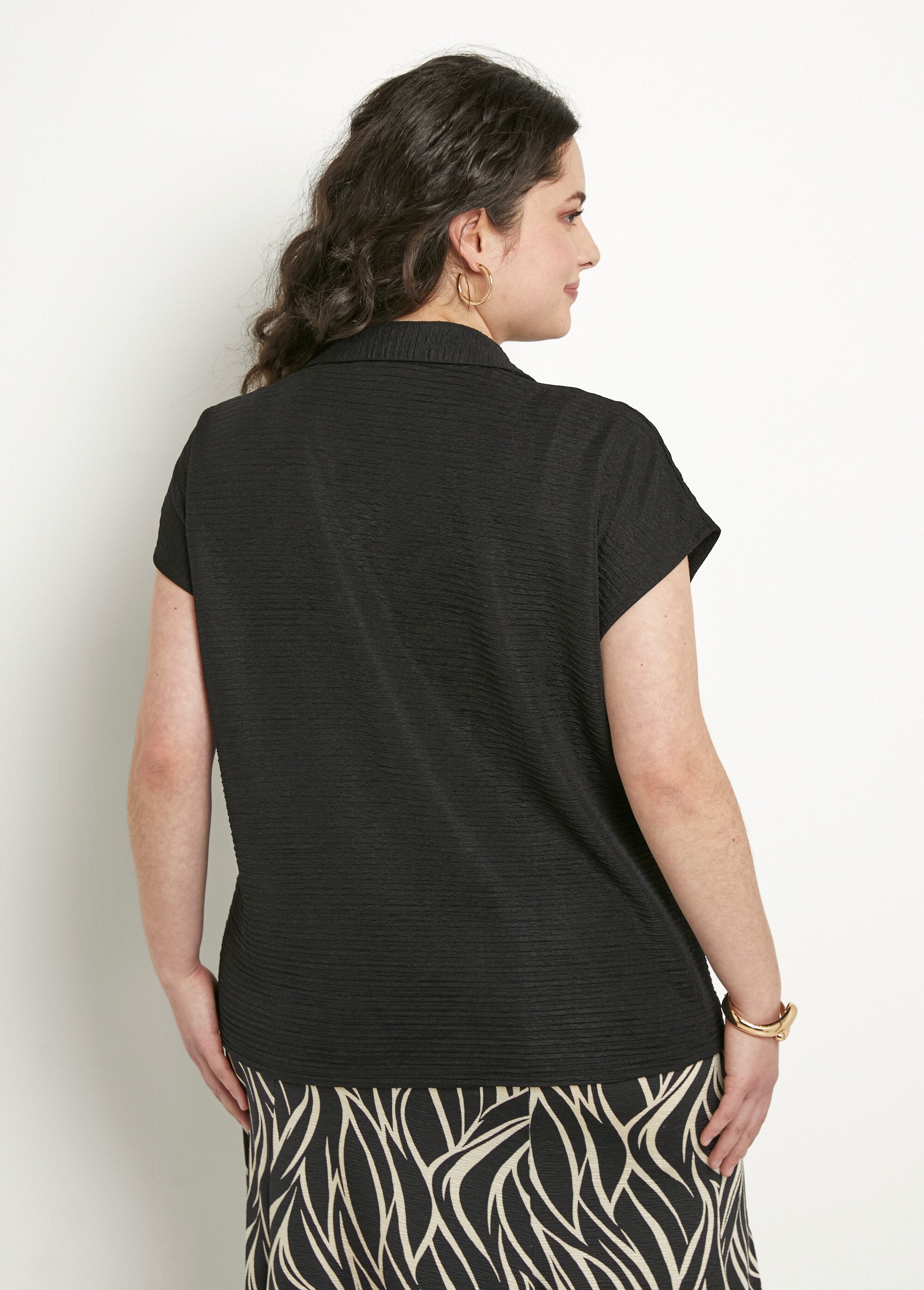 T-shirt_simples_de_manga_curta_com_colarinho_de_camisa_Noir_DO1_curvy