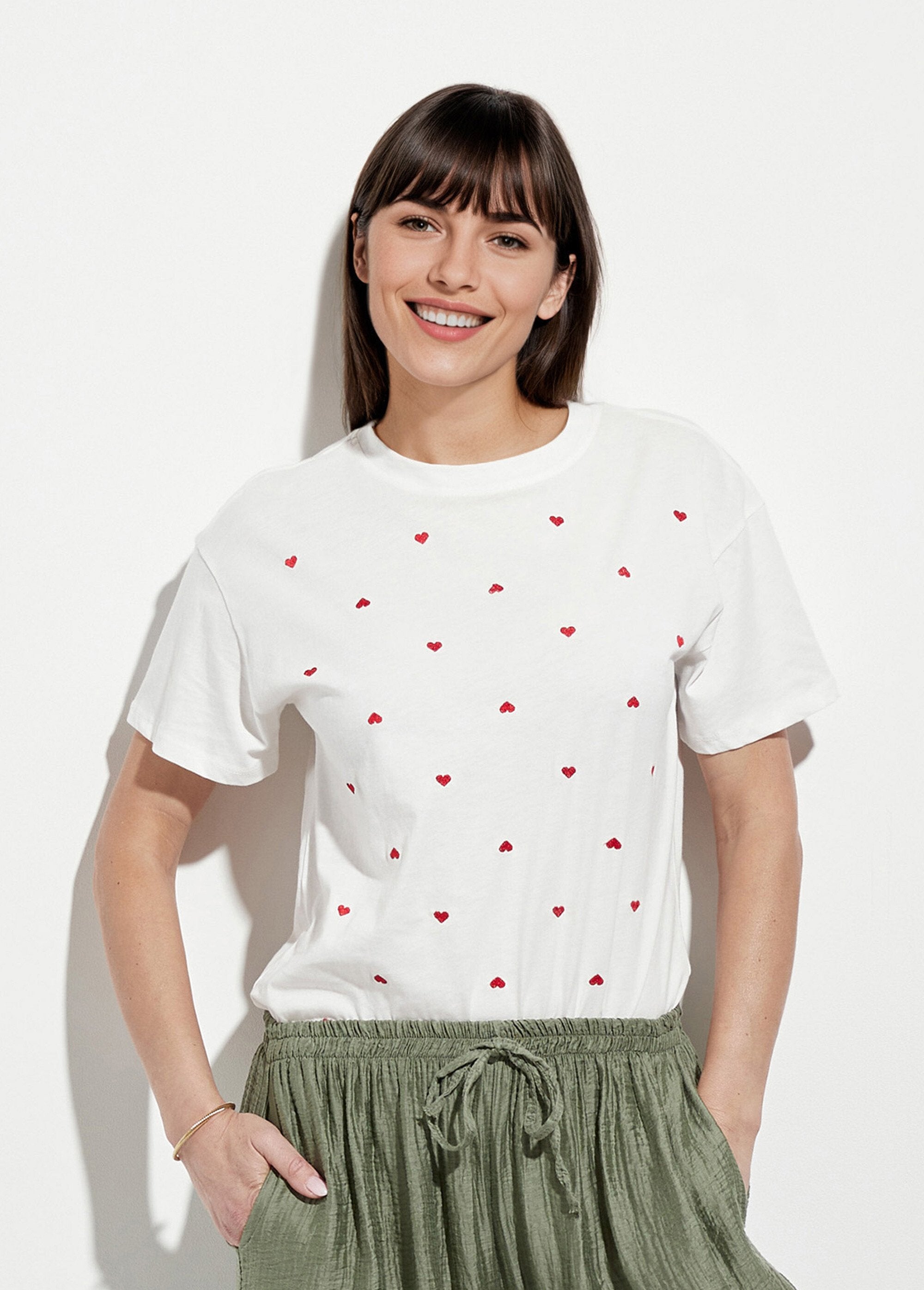 Camiseta_gola_redonda_com_pequenos_corações_bordados_Blanc_FA1_slim