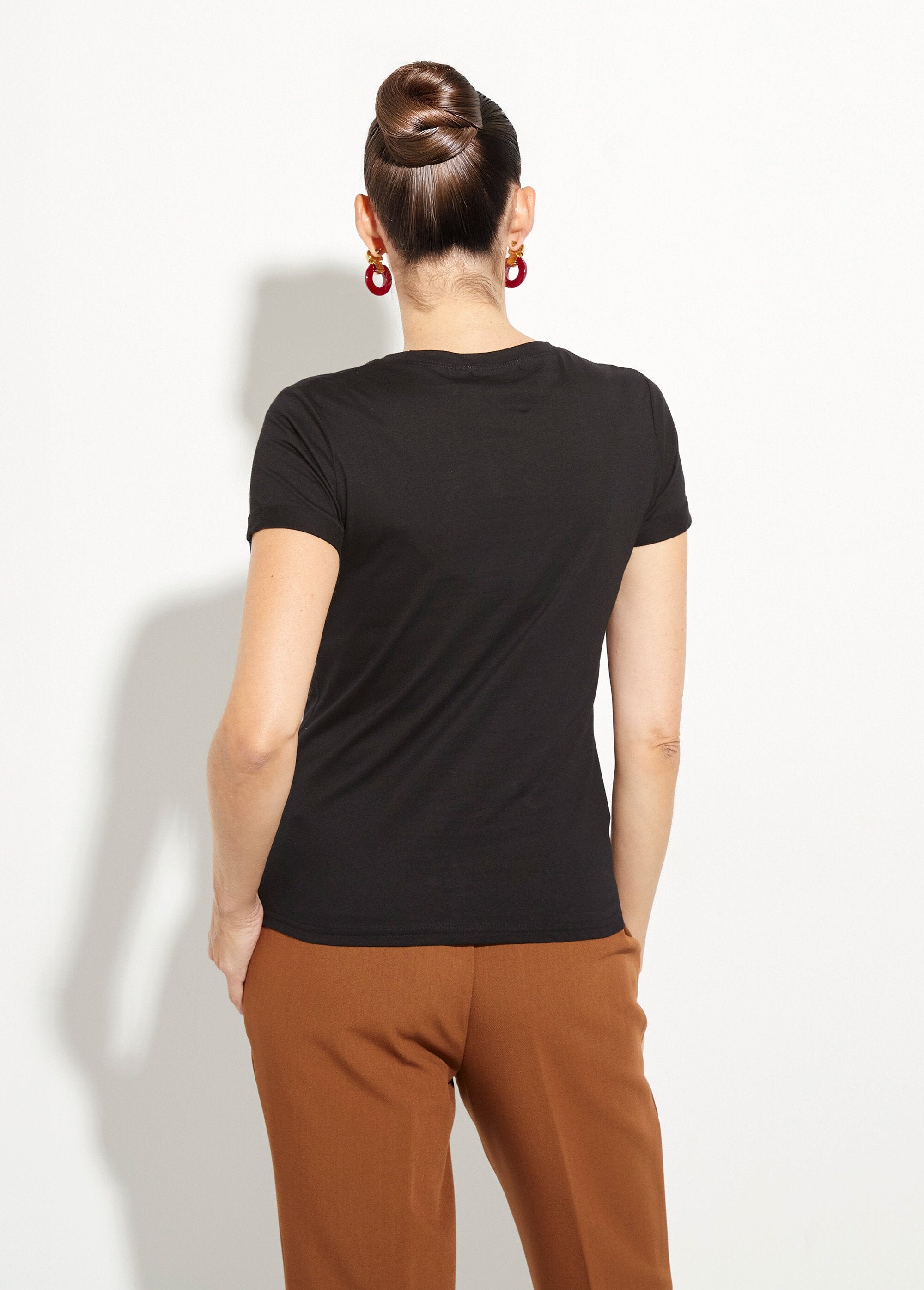 T-shirt_de_gola_redonda_com_coração_bordado_no_peito_Noir_DO1_slim