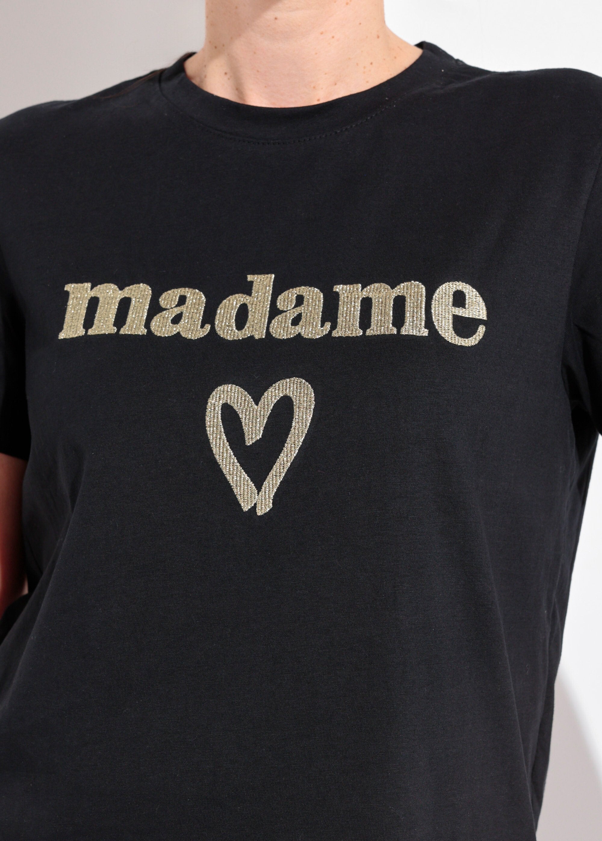 Camiseta_Madame_com_bordado_metálico_e_gola_redonda_Noir_DE1_slim