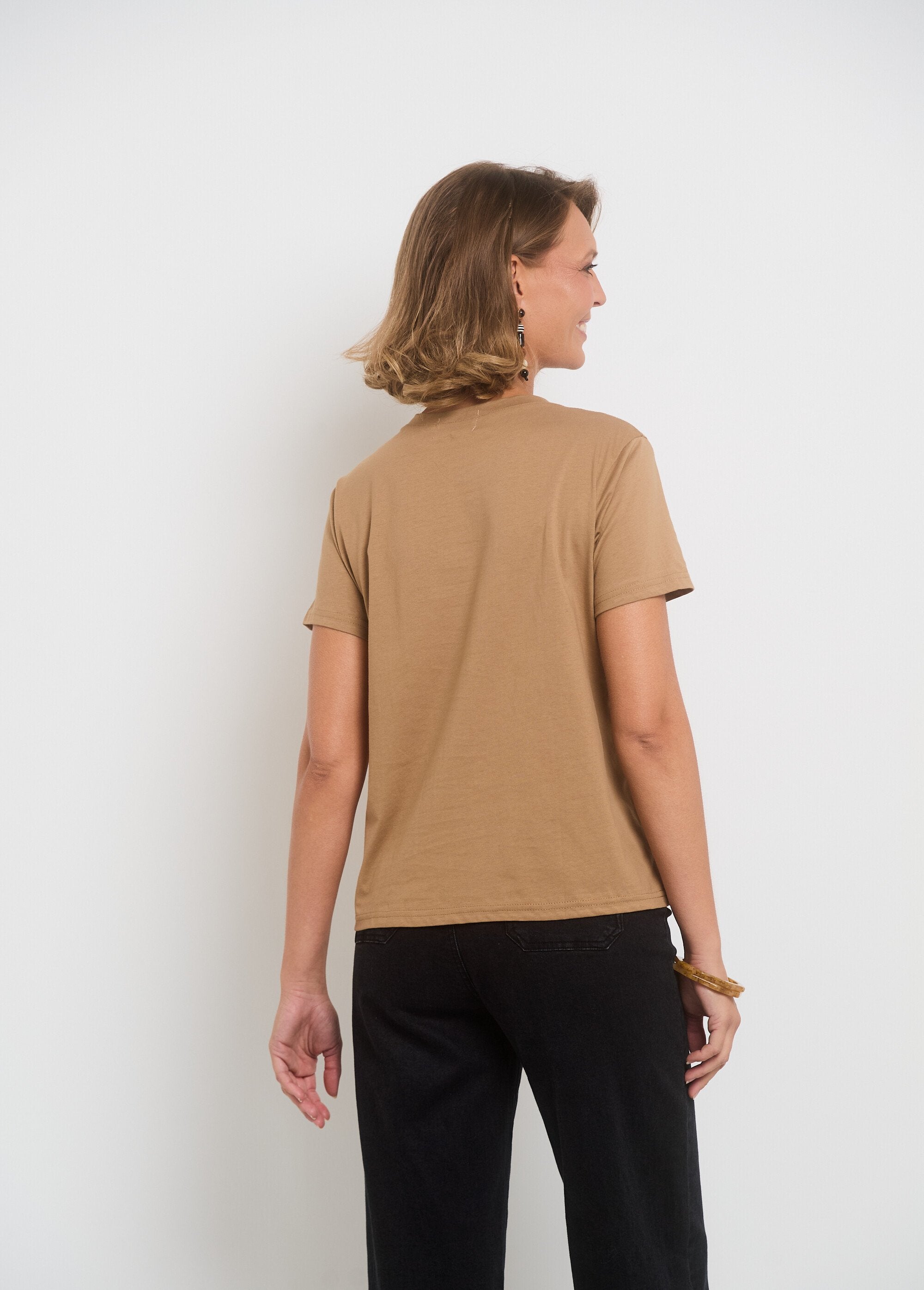 T-shirt_com_coração_bordado_e_gola_redonda_Camel_DO1_slim