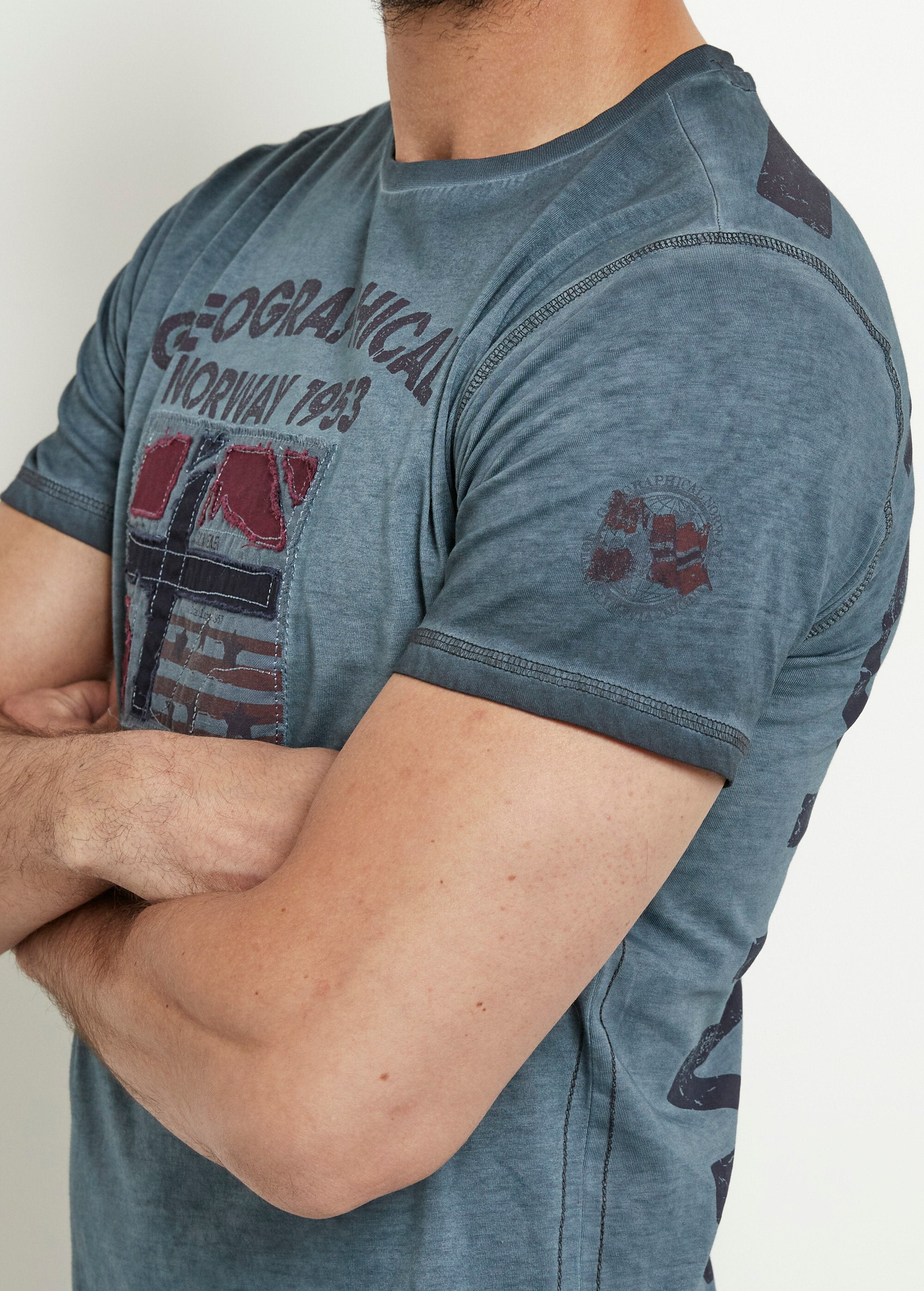 Camiseta_gola_redonda_com_bandeira_bordada_Marine_DE1_slim