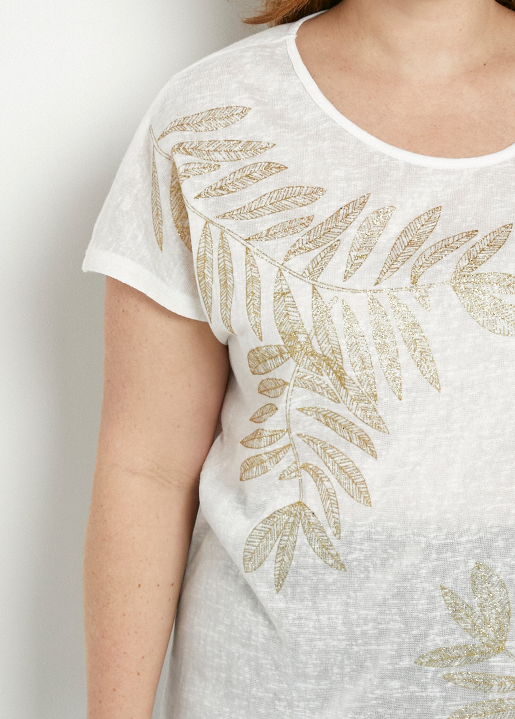 Camiseta_gola_redonda_com_malha_slub_e_padrão_dourado_Blanc_DE1_curvy