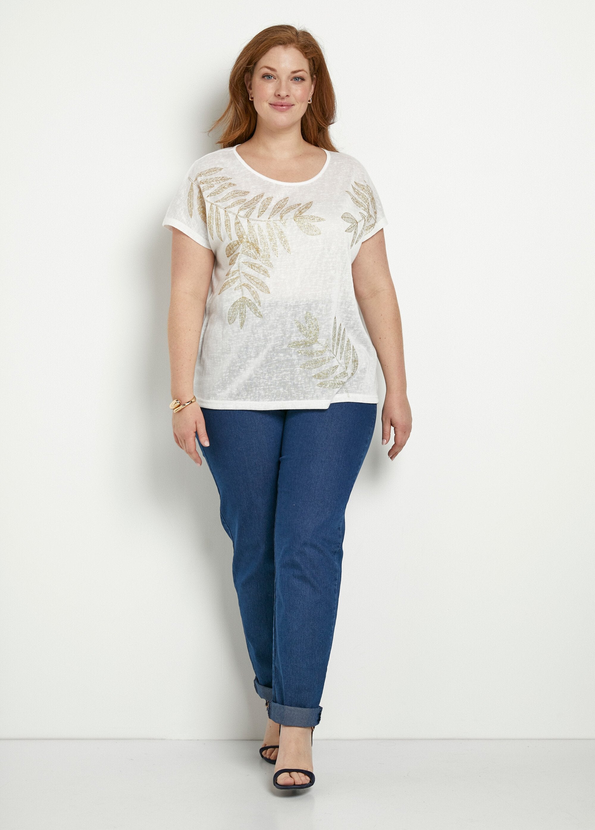 Camiseta_gola_redonda_com_malha_slub_e_padrão_dourado_Blanc_SF1_curvy