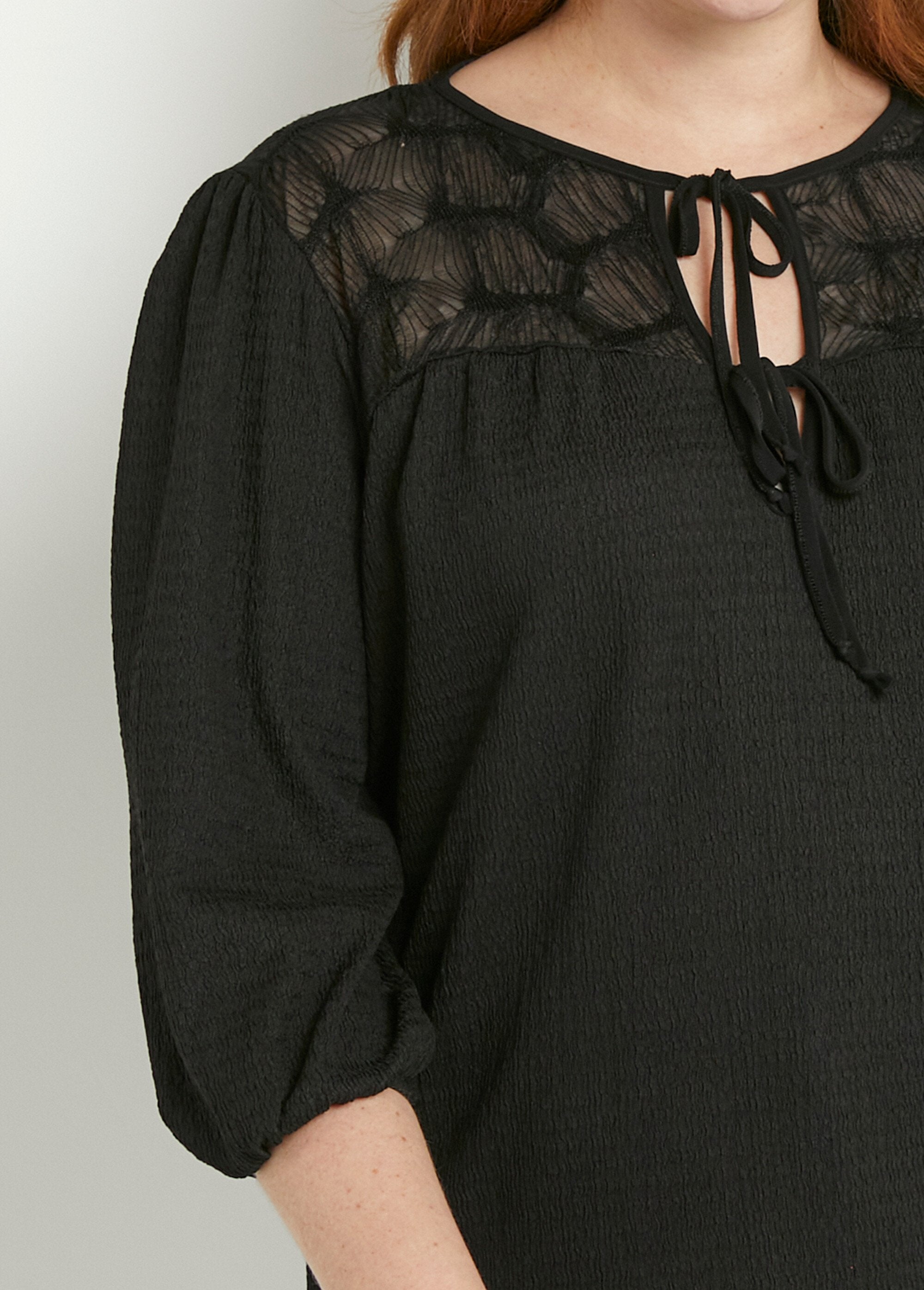 Camiseta_decote_em_V_com_mangas_3/4_de_voile_Noir_DE1_curvy