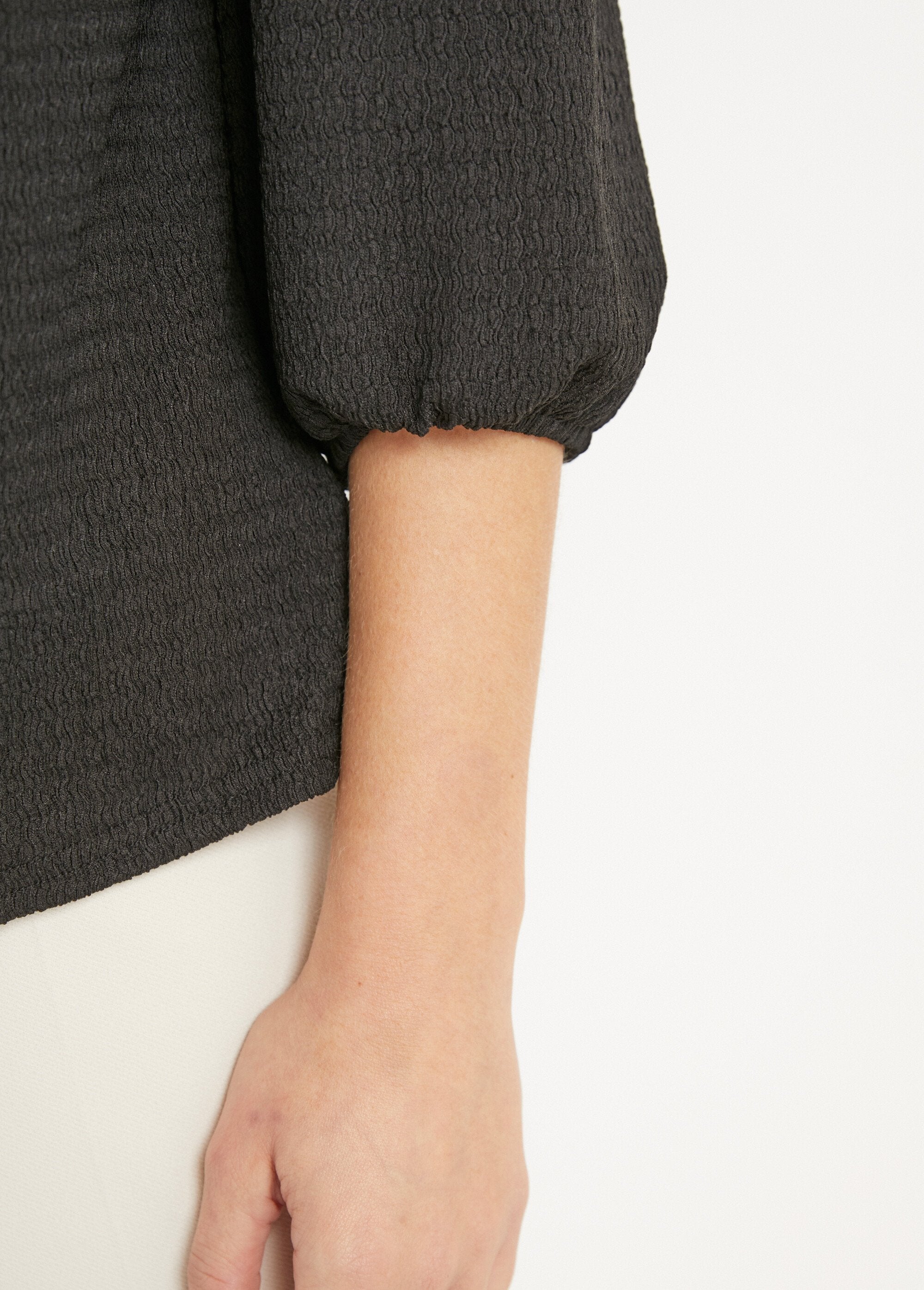 Camiseta_decote_em_V_com_mangas_3/4_de_voile_Noir_DE3_slim