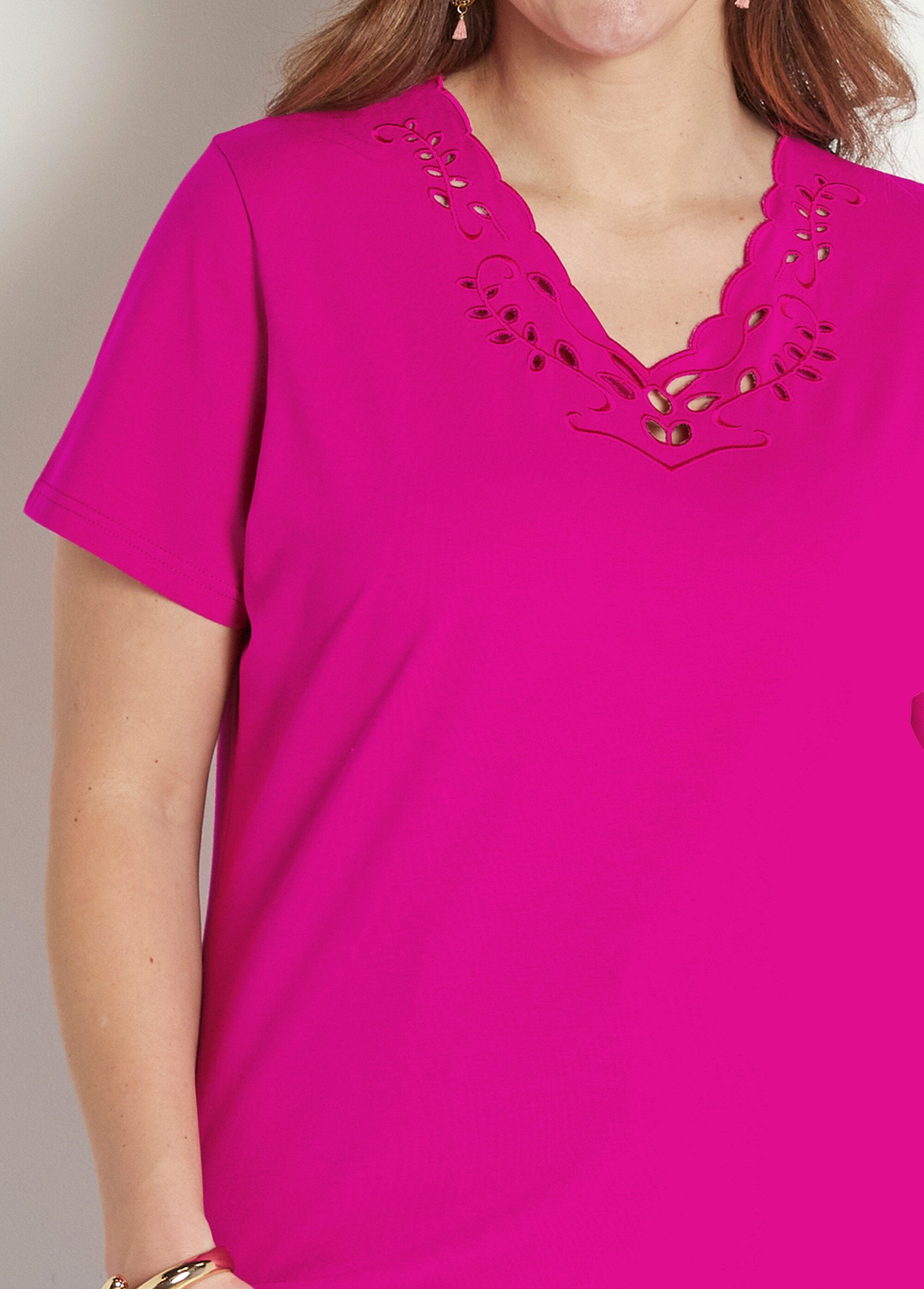 T-shirt_com_decote_em_V_bordado_e_aberto_Fuchsia_DE1_curvy