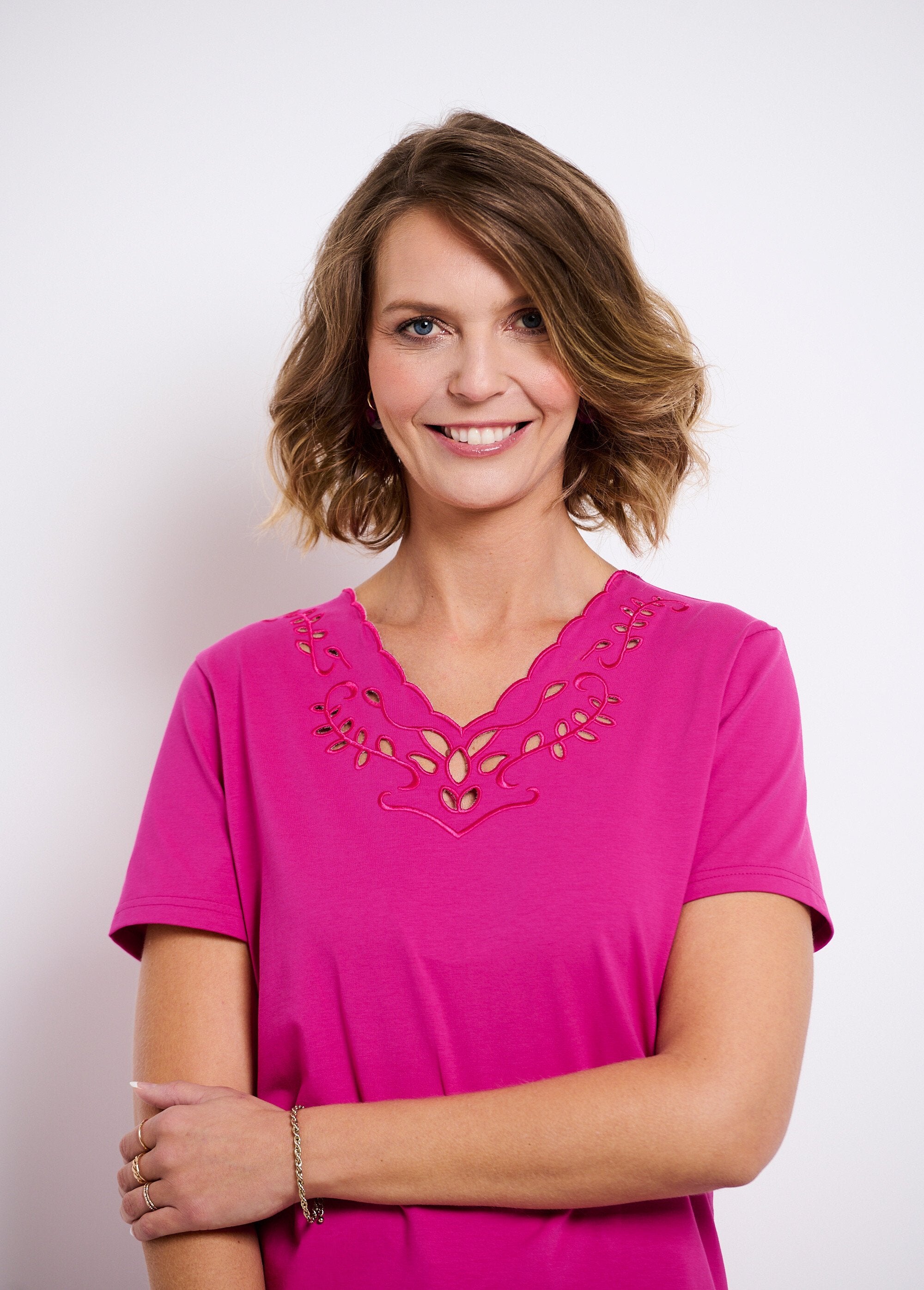 T-shirt_com_decote_em_V_bordado_e_aberto_Fuchsia_DE1_slim