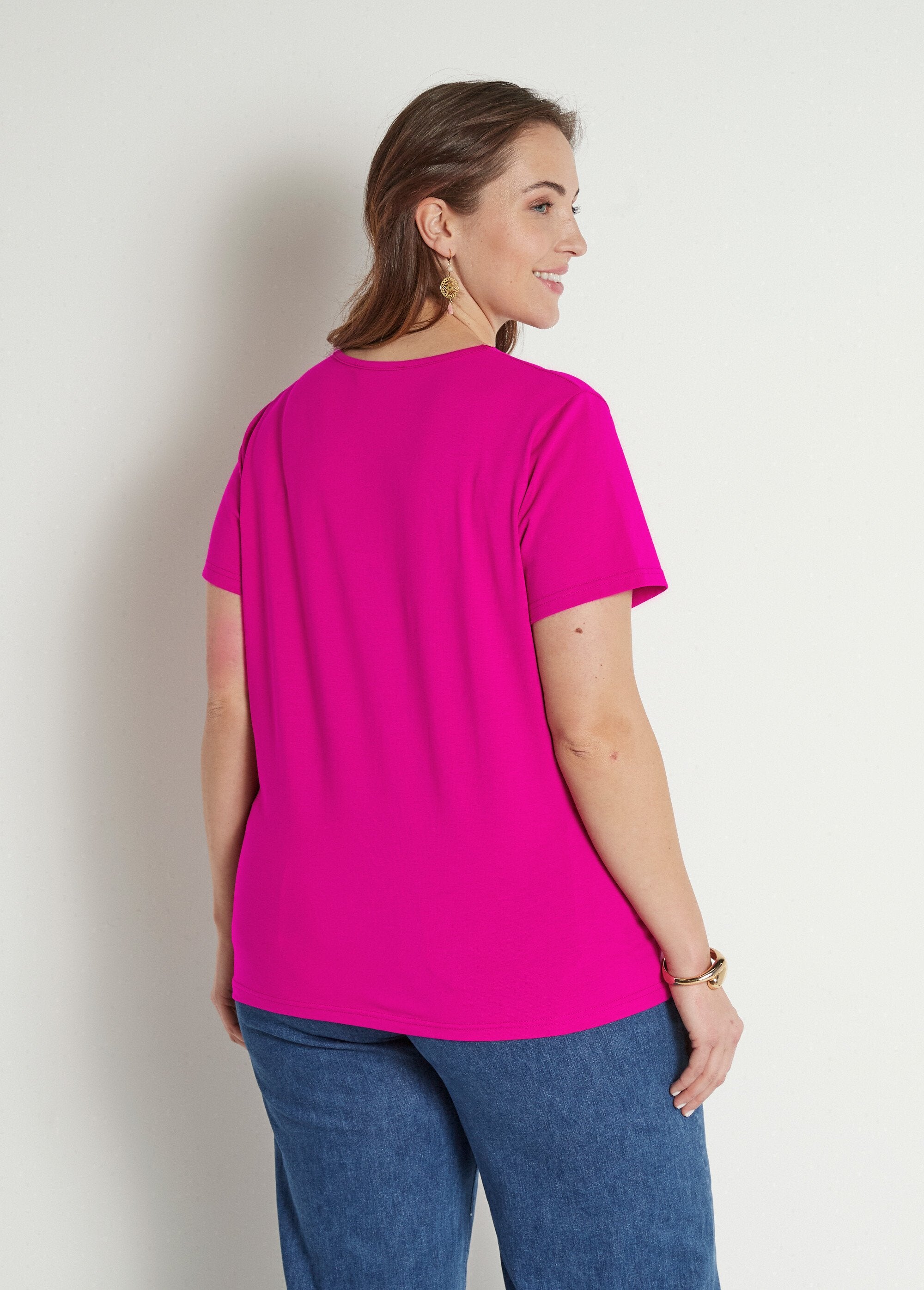 T-shirt_com_decote_em_V_bordado_e_aberto_Fuchsia_DO1_curvy