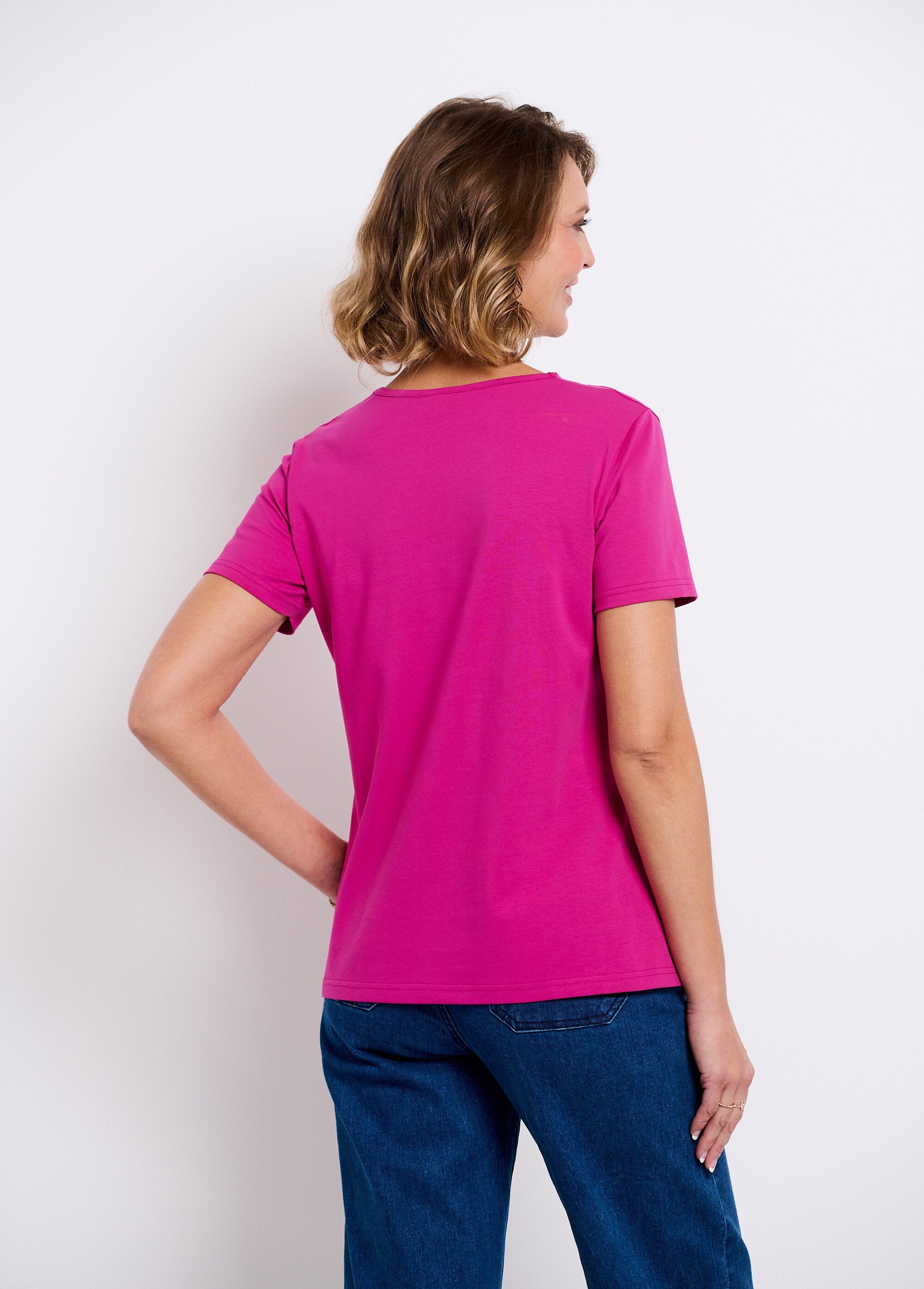 T-shirt_com_decote_em_V_bordado_e_aberto_Fuchsia_DO1_slim