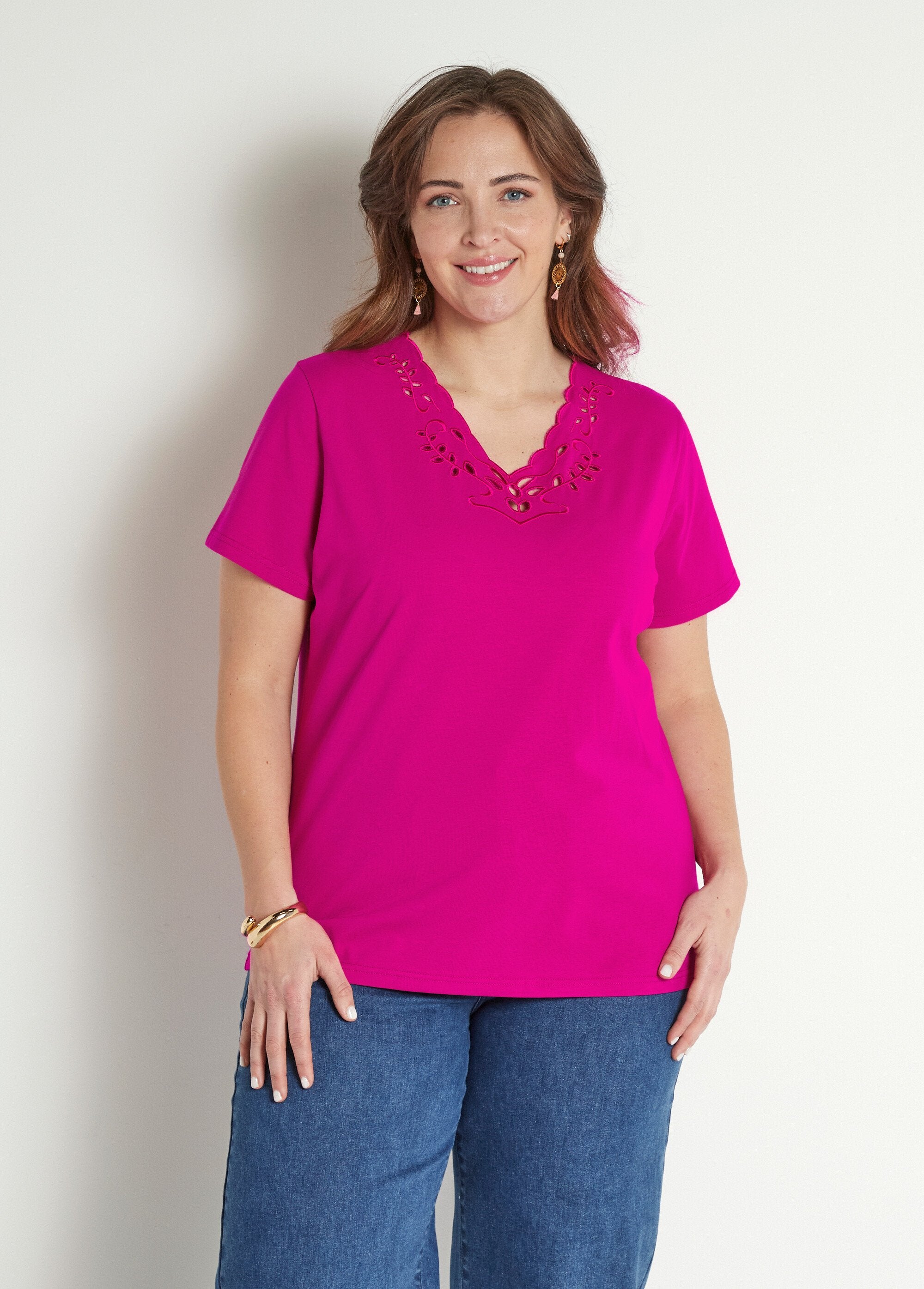 T-shirt_com_decote_em_V_bordado_e_aberto_Fuchsia_FA1_curvy
