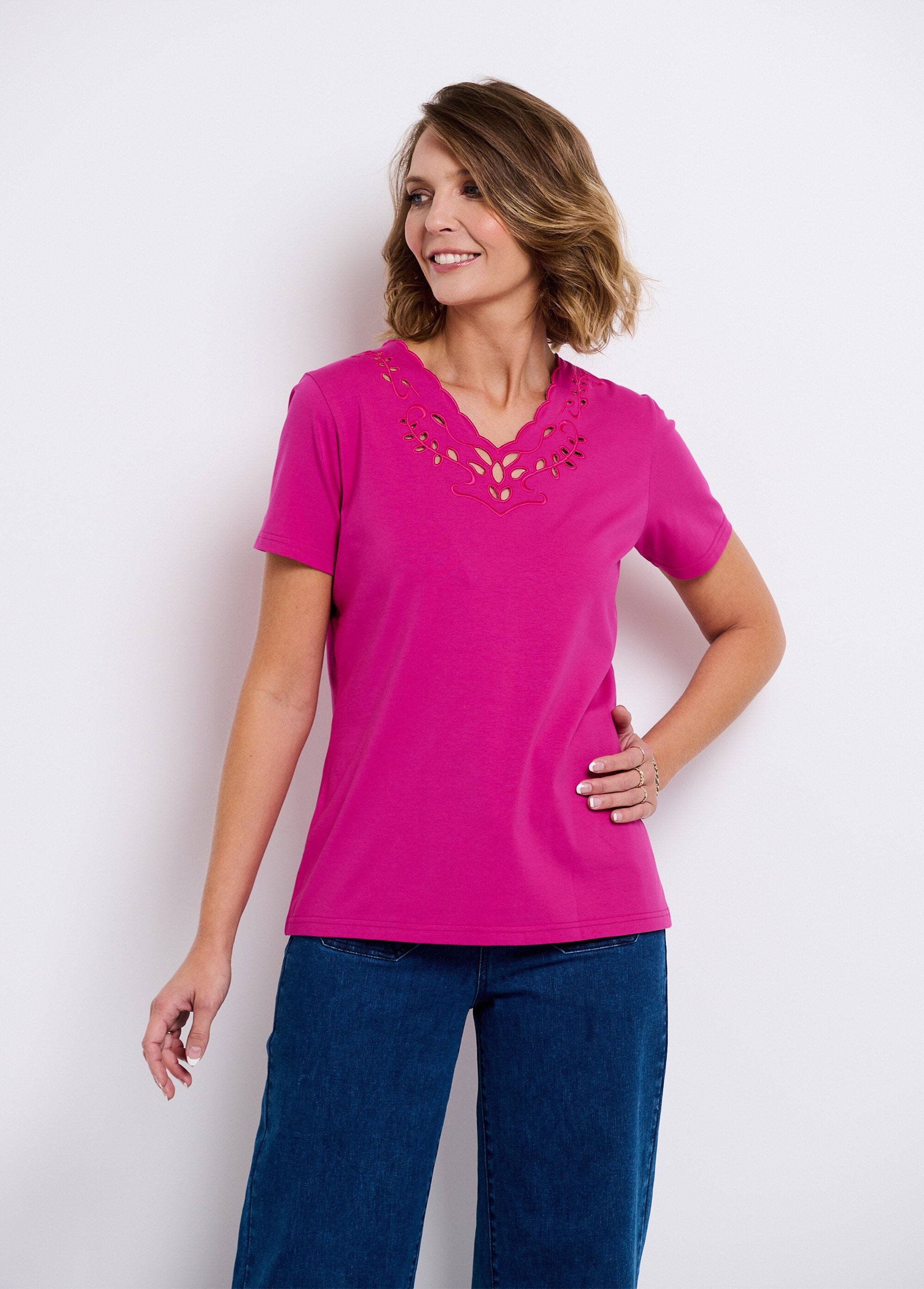 T-shirt_com_decote_em_V_bordado_e_aberto_Fuchsia_FA2_slim