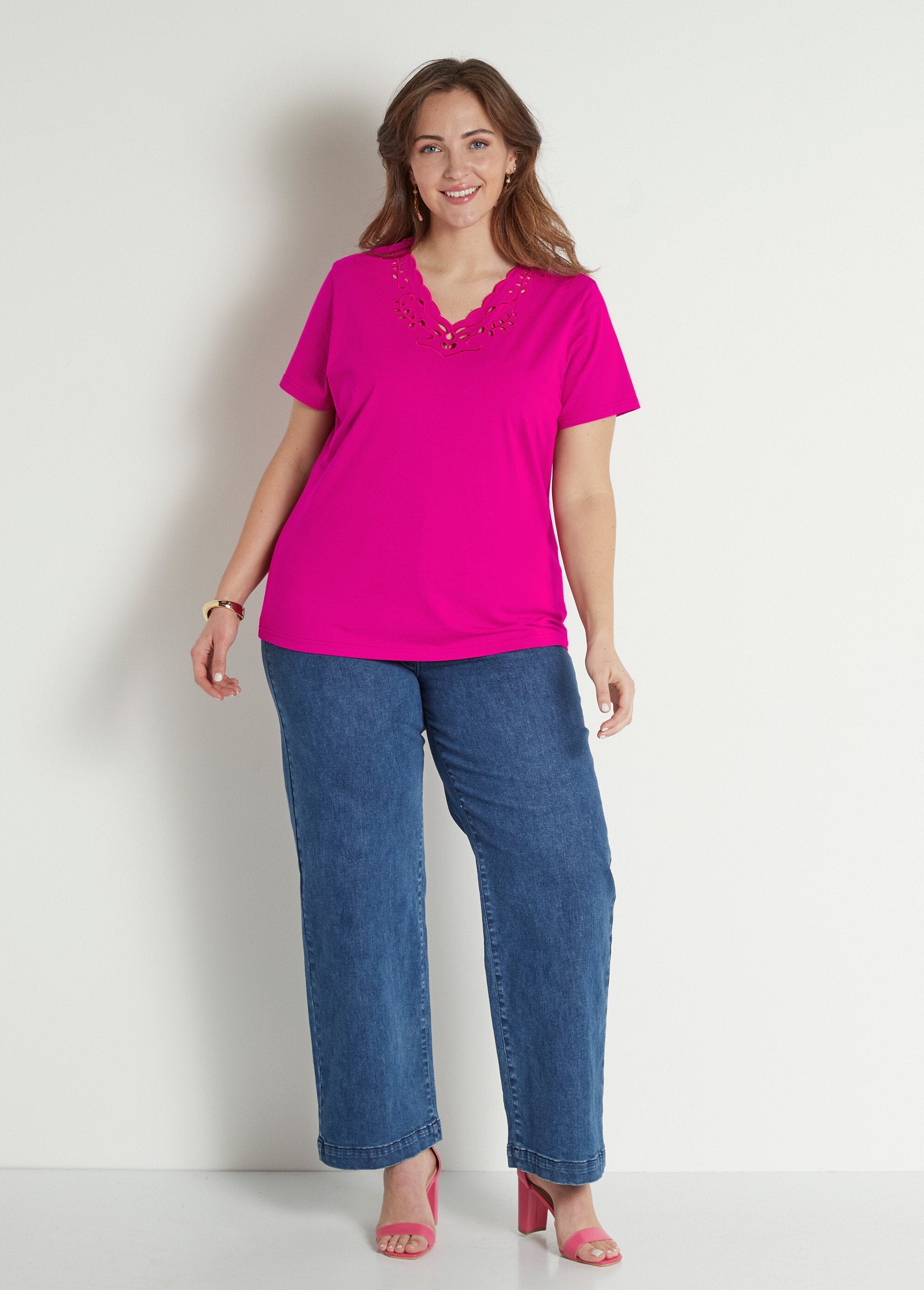 T-shirt_com_decote_em_V_bordado_e_aberto_Fuchsia_SF1_curvy