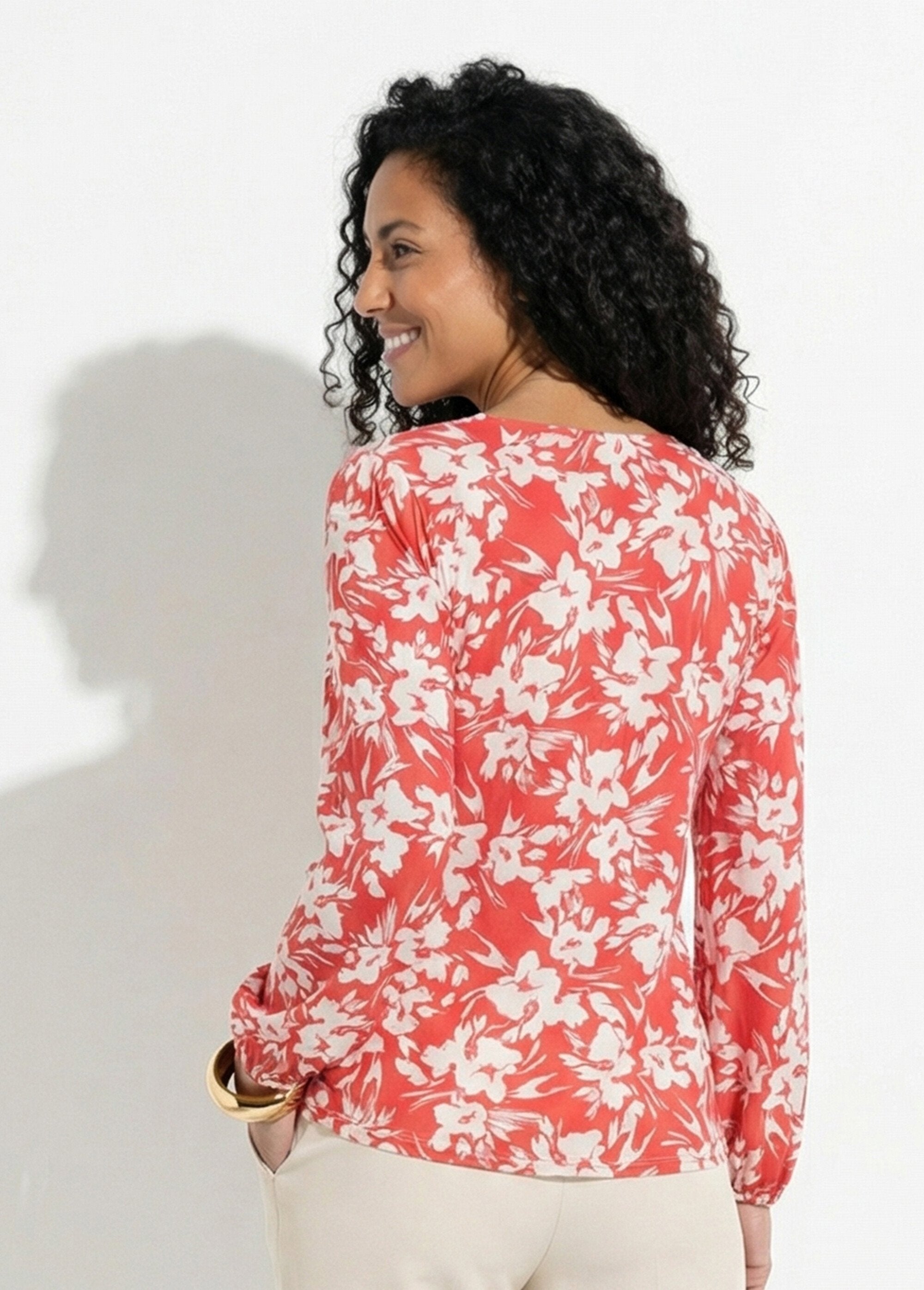 T-shirt_com_decote_em_V_estampado_e_botões_largos_Rouge_DO1_slim