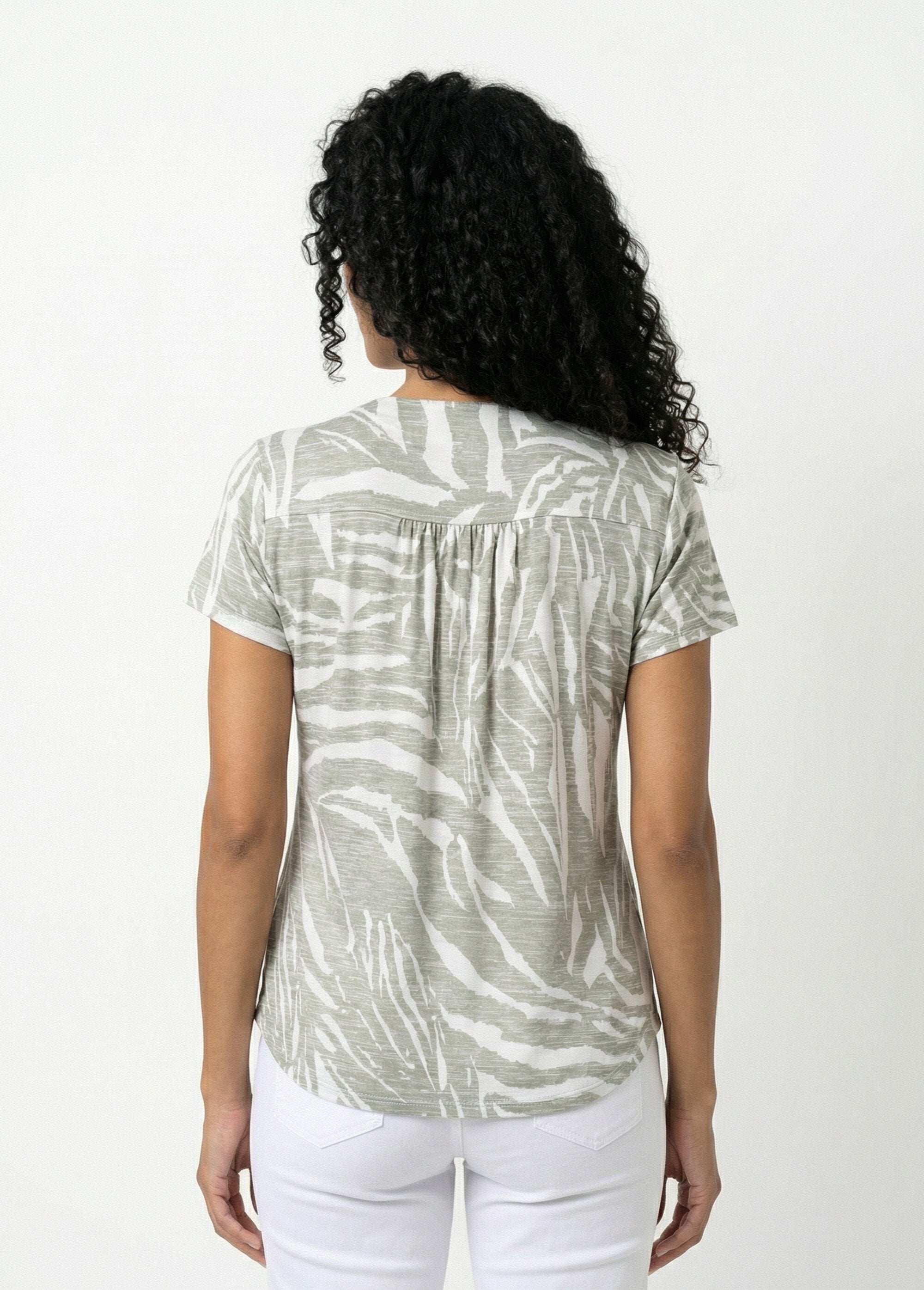 T-shirt_com_decote_em_V_estampado,_mangas_curtas._Vert_et_ecru_DO1_slim