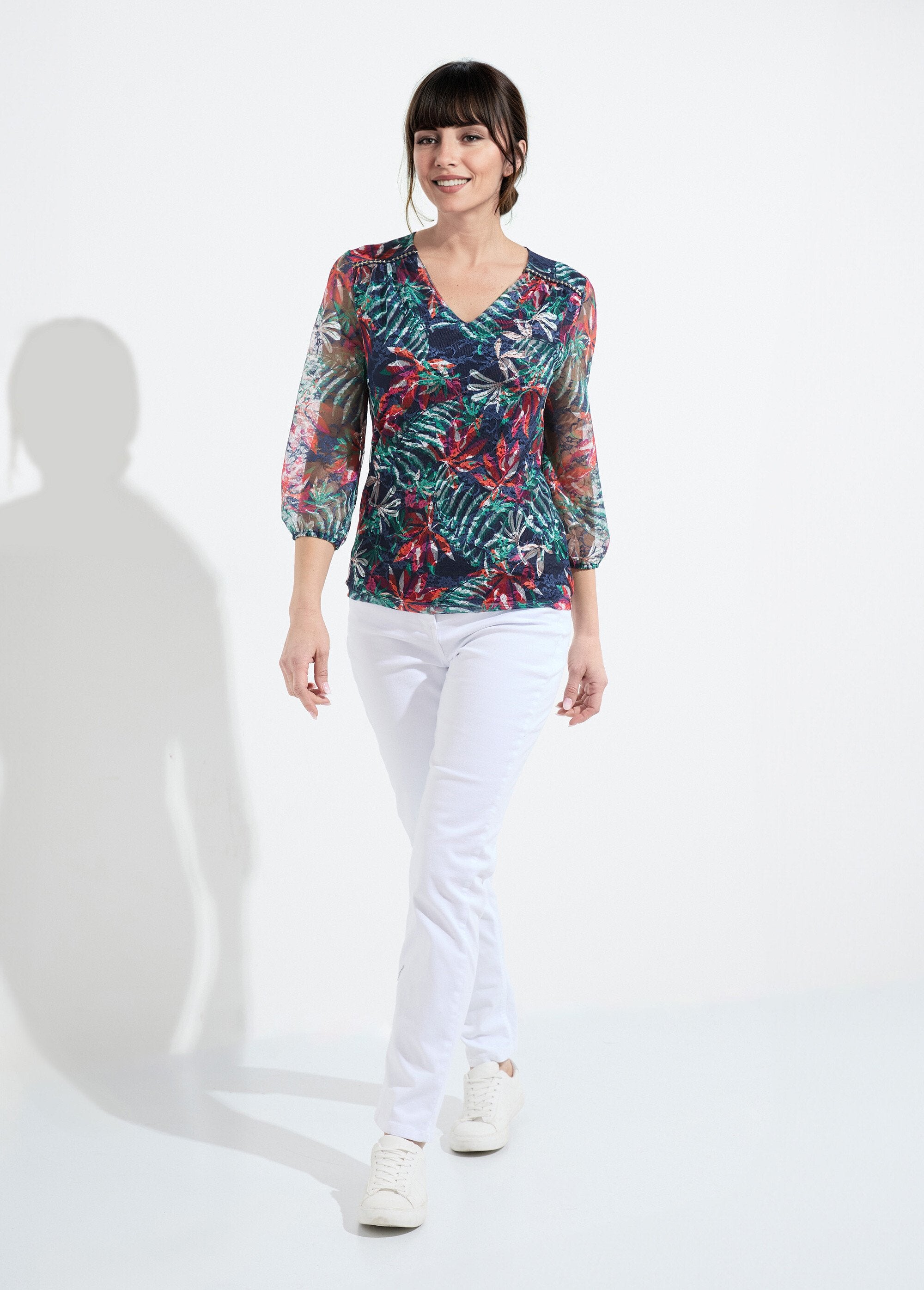 Camiseta_decote_em_V_com_malha_de_renda_estampada_Marine_et_orange_SF1_slim