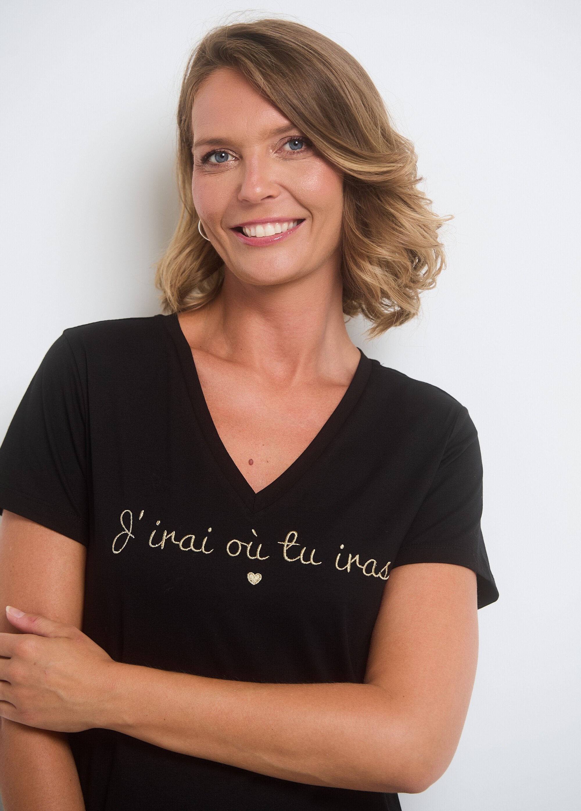 T-shirt_de_manga_curta_com_decote_em_V_e_mensagem_Noir_DE1_slim