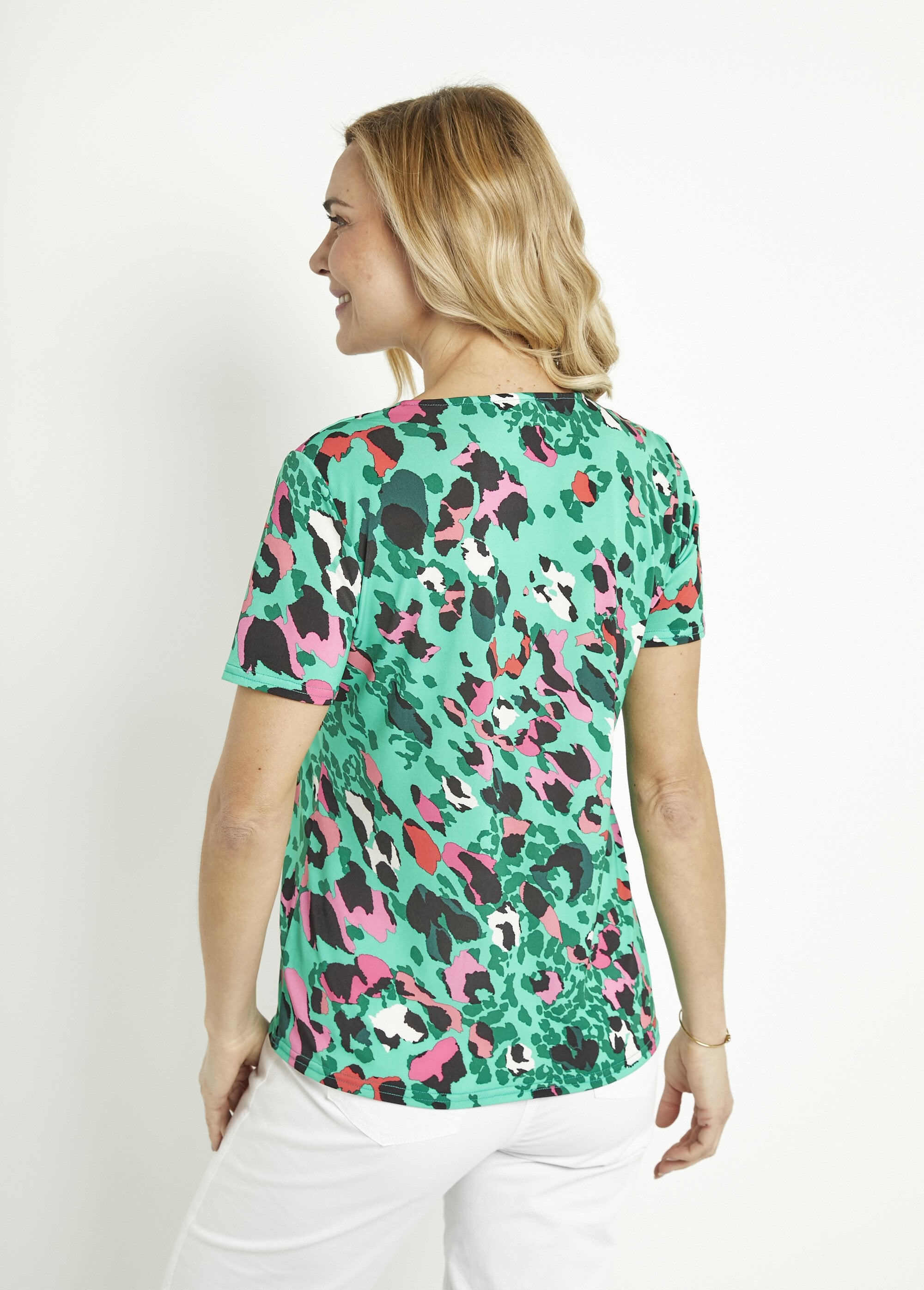 T-shirt_de_manga_curta_com_decote_em_V_e_estampado_de_leopardo_Vert_et_fuchsia_DO1_slim