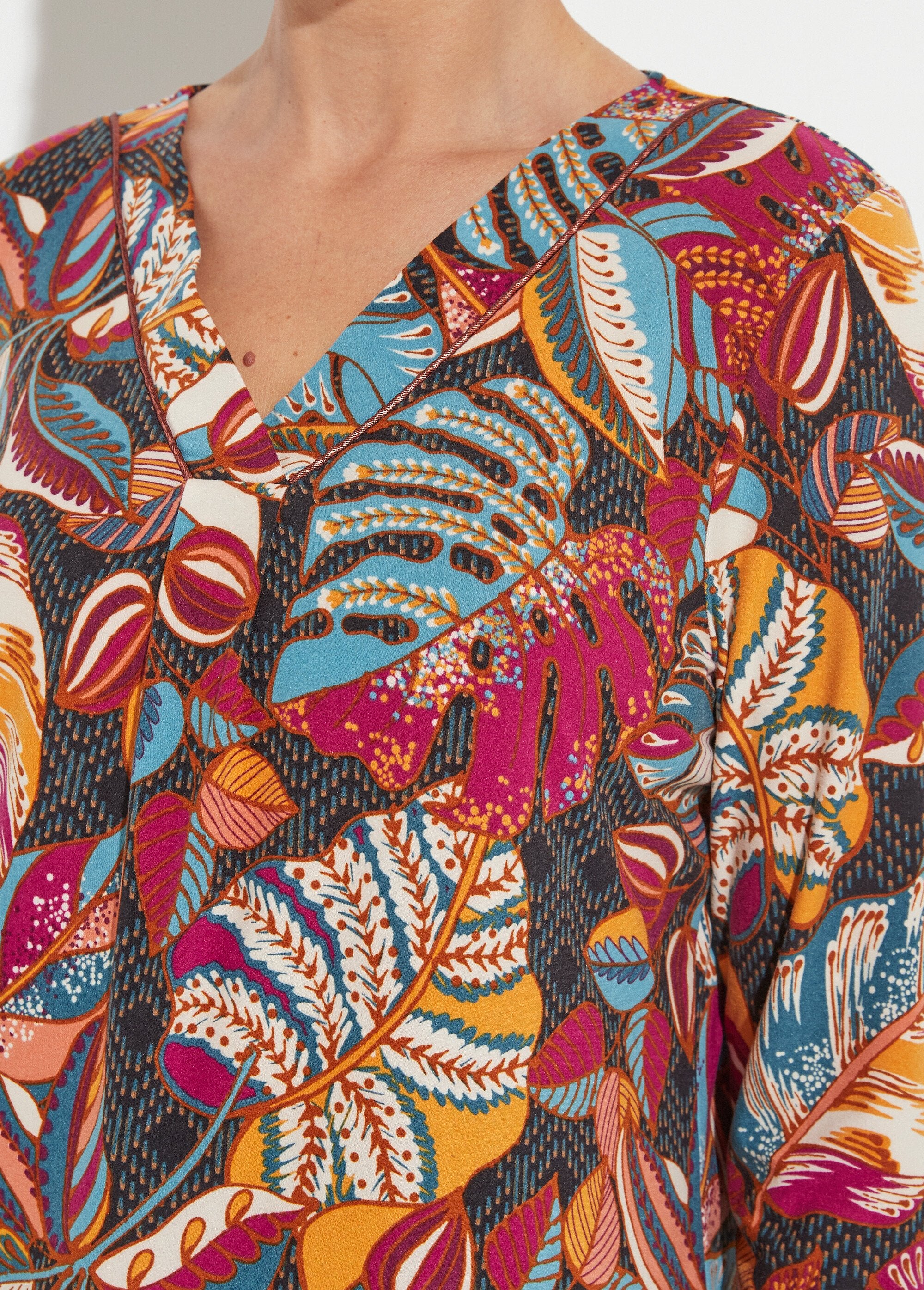 Camiseta_estampada_de_manga_comprida_com_decote_em_V_Groseille_et_bleu_DE1_slim