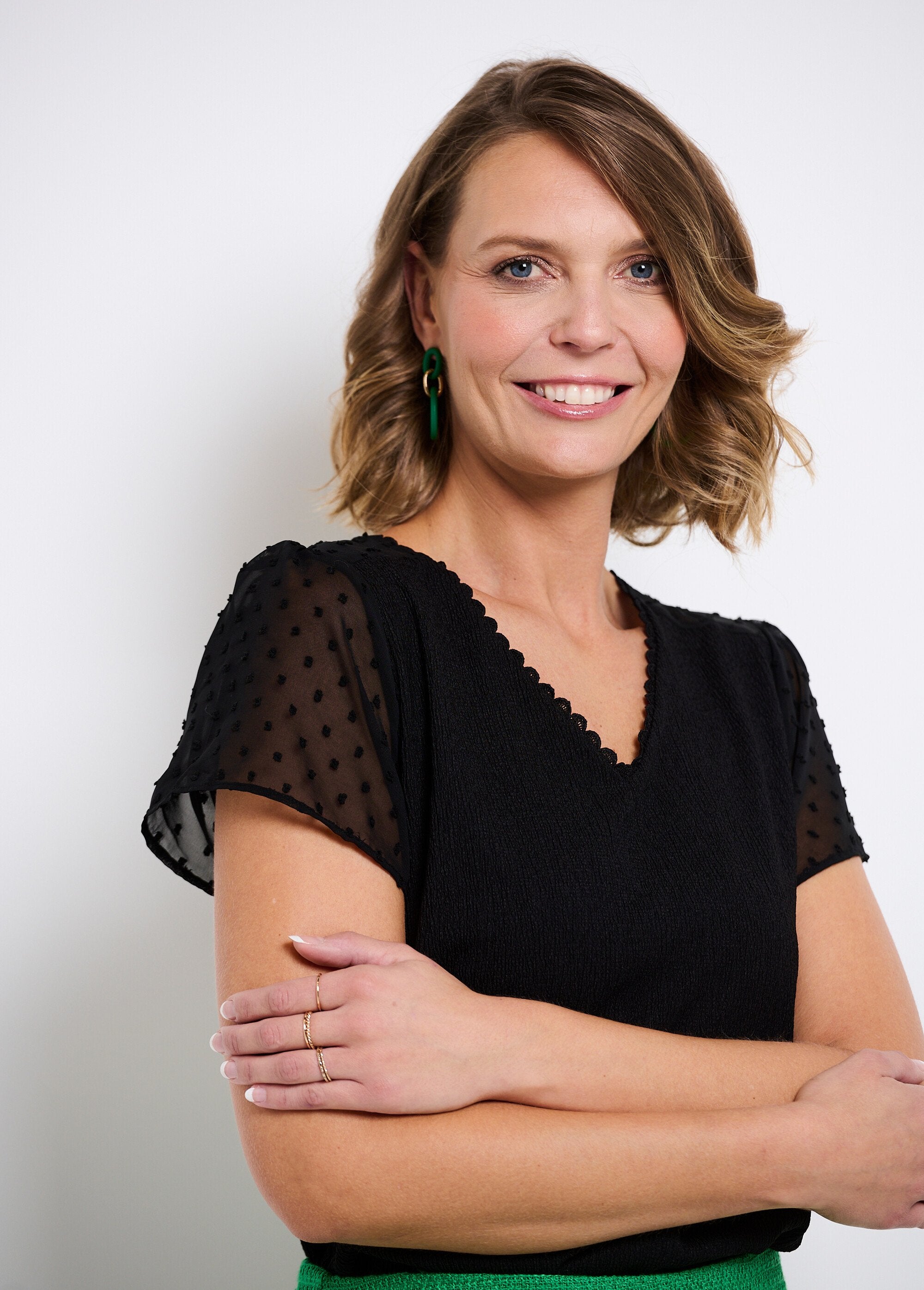 T-shirt_de_manga_curta_com_decote_em_V_com_penas_Noir_DE1_slim