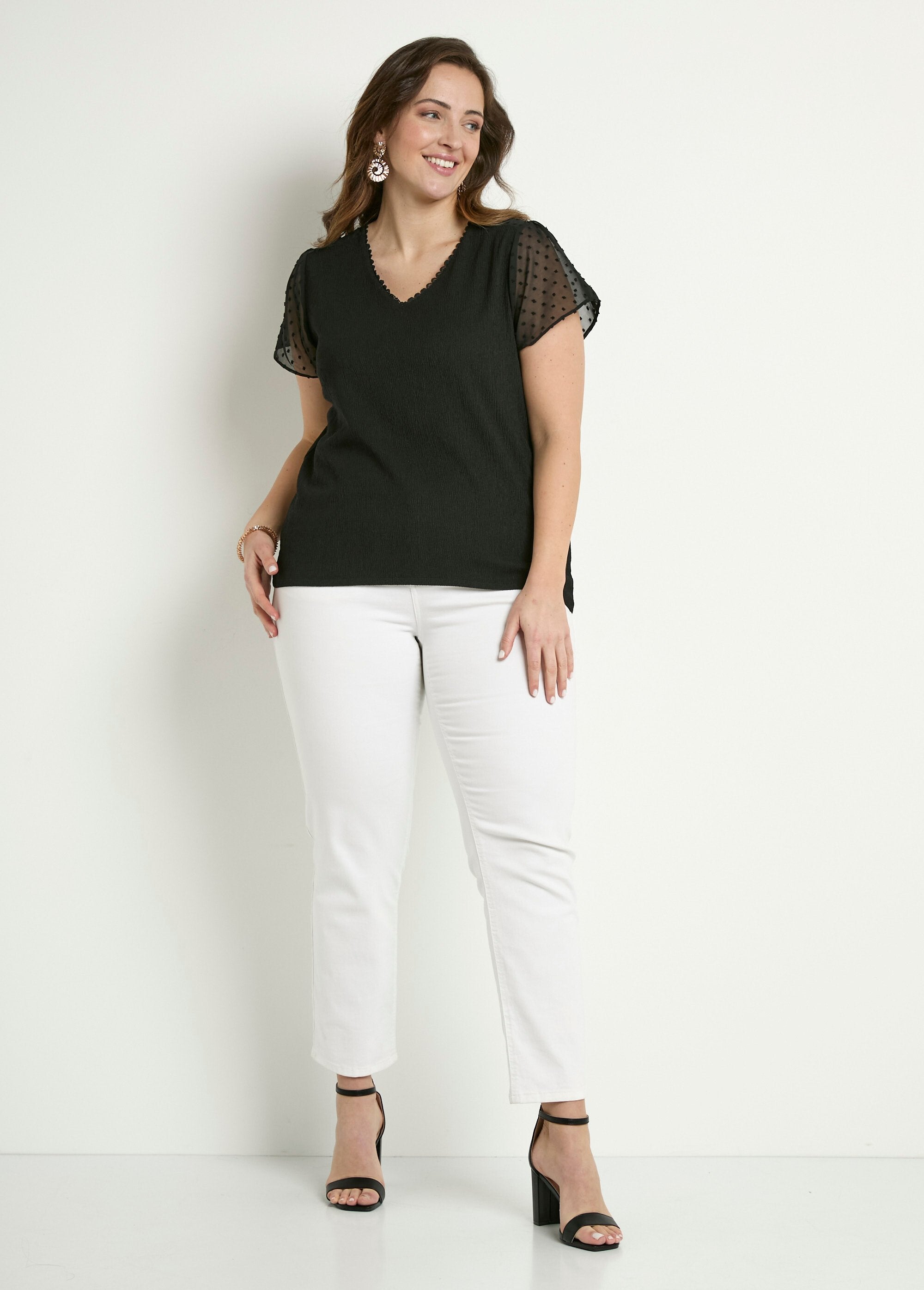 T-shirt_de_manga_curta_com_decote_em_V_com_penas_Noir_SF1_curvy