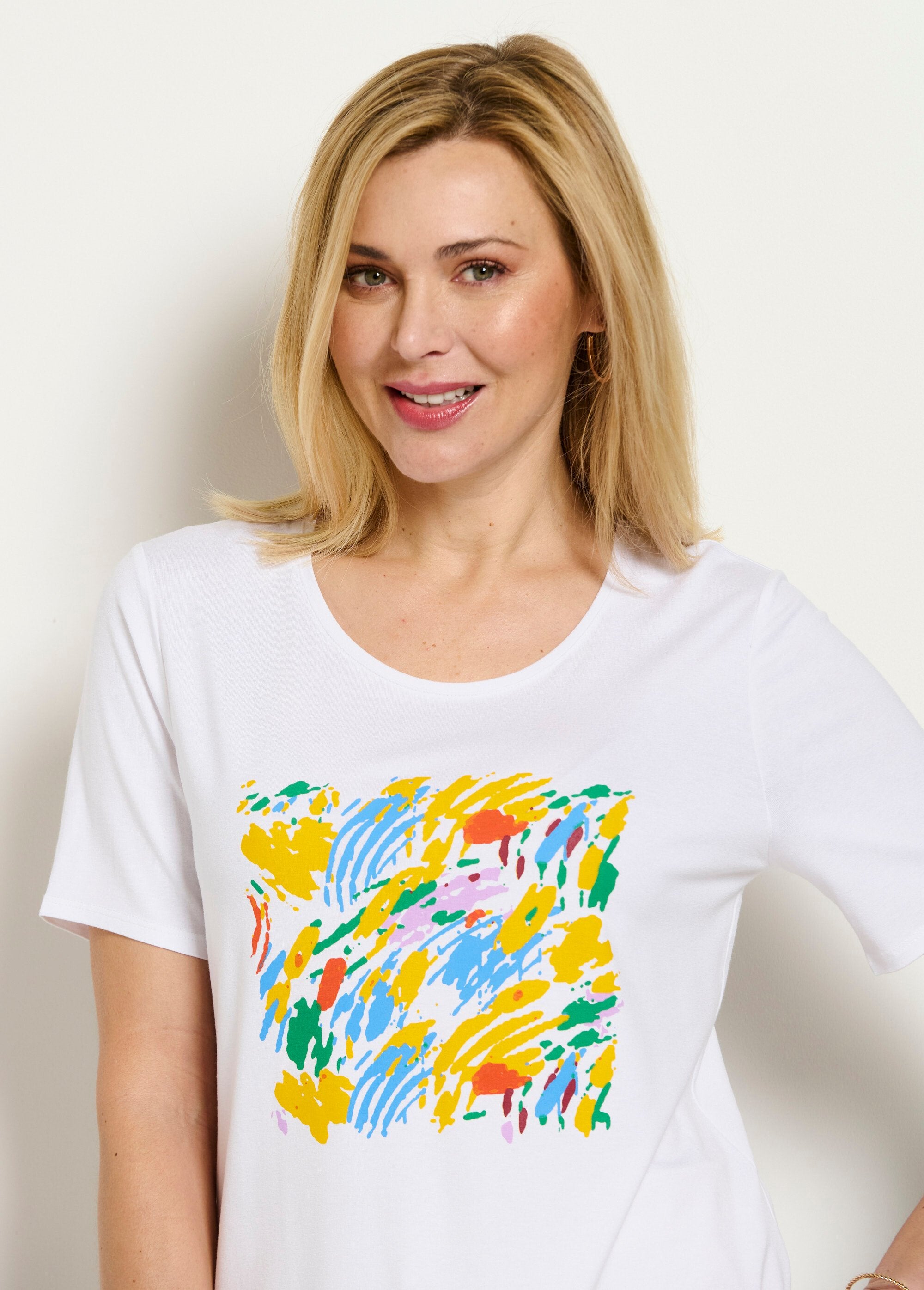 T-shirt_branca_de_manga_curta_com_padrão_Fond_blanc_DE1_slim
