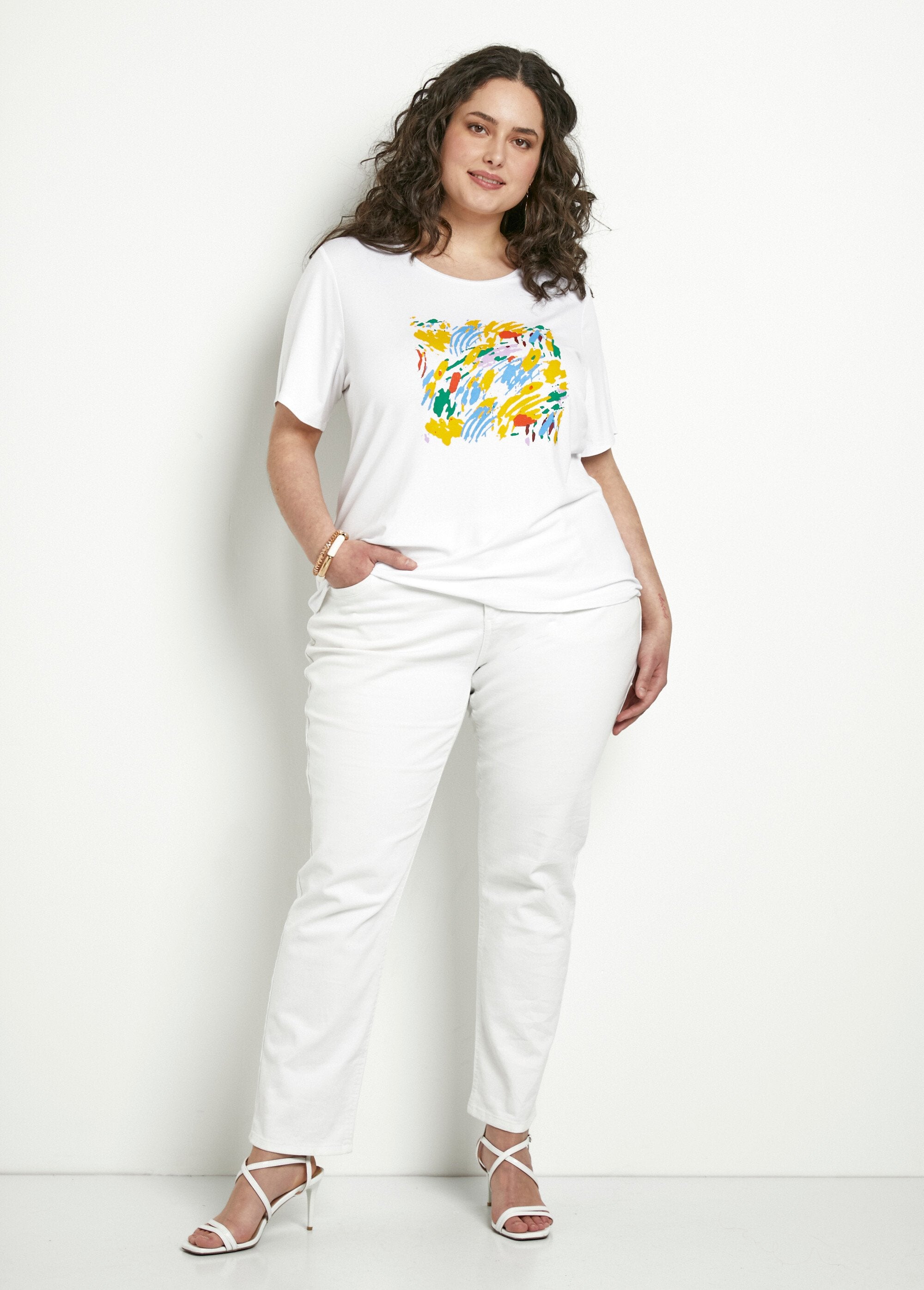 T-shirt_branca_de_manga_curta_com_padrão_Fond_blanc_SF1_curvy