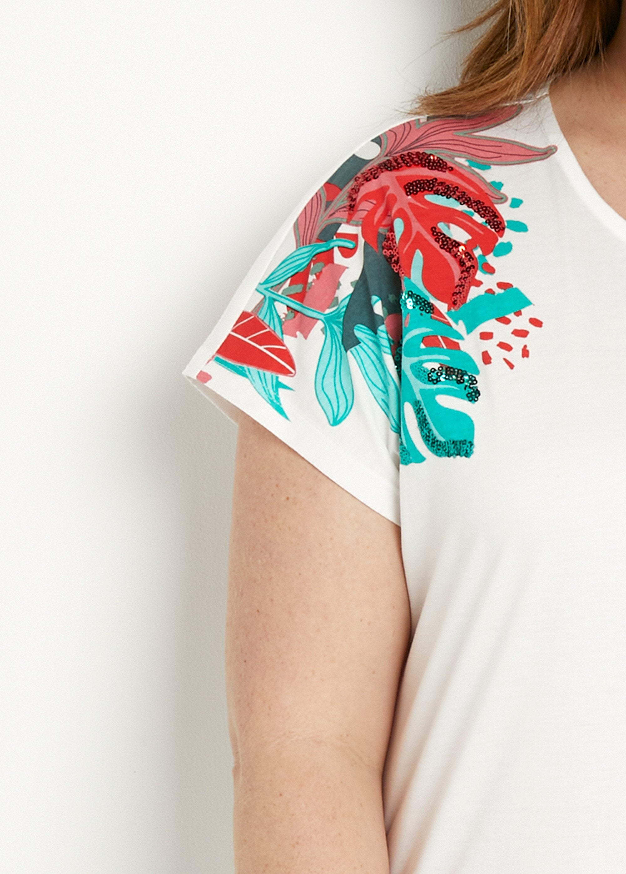 T-shirt_branca_curta_com_padrão_de_lantejoulas_e_gola_redonda_Fond_blanc_DE1_curvy