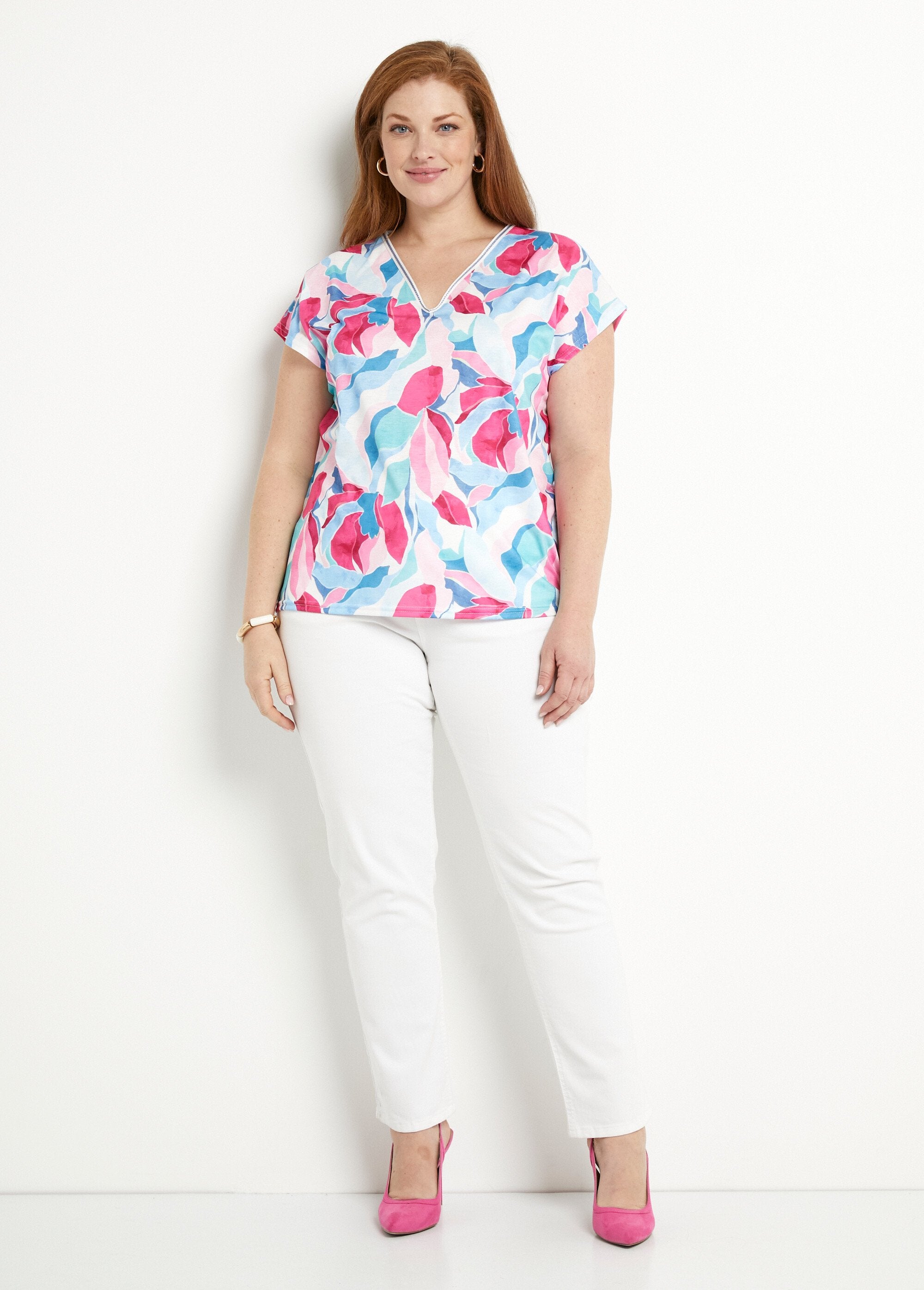 Camiseta_curta_com_decote_em_V_e_estampa_brilhante_Bleu_et_rose_SF1_curvy