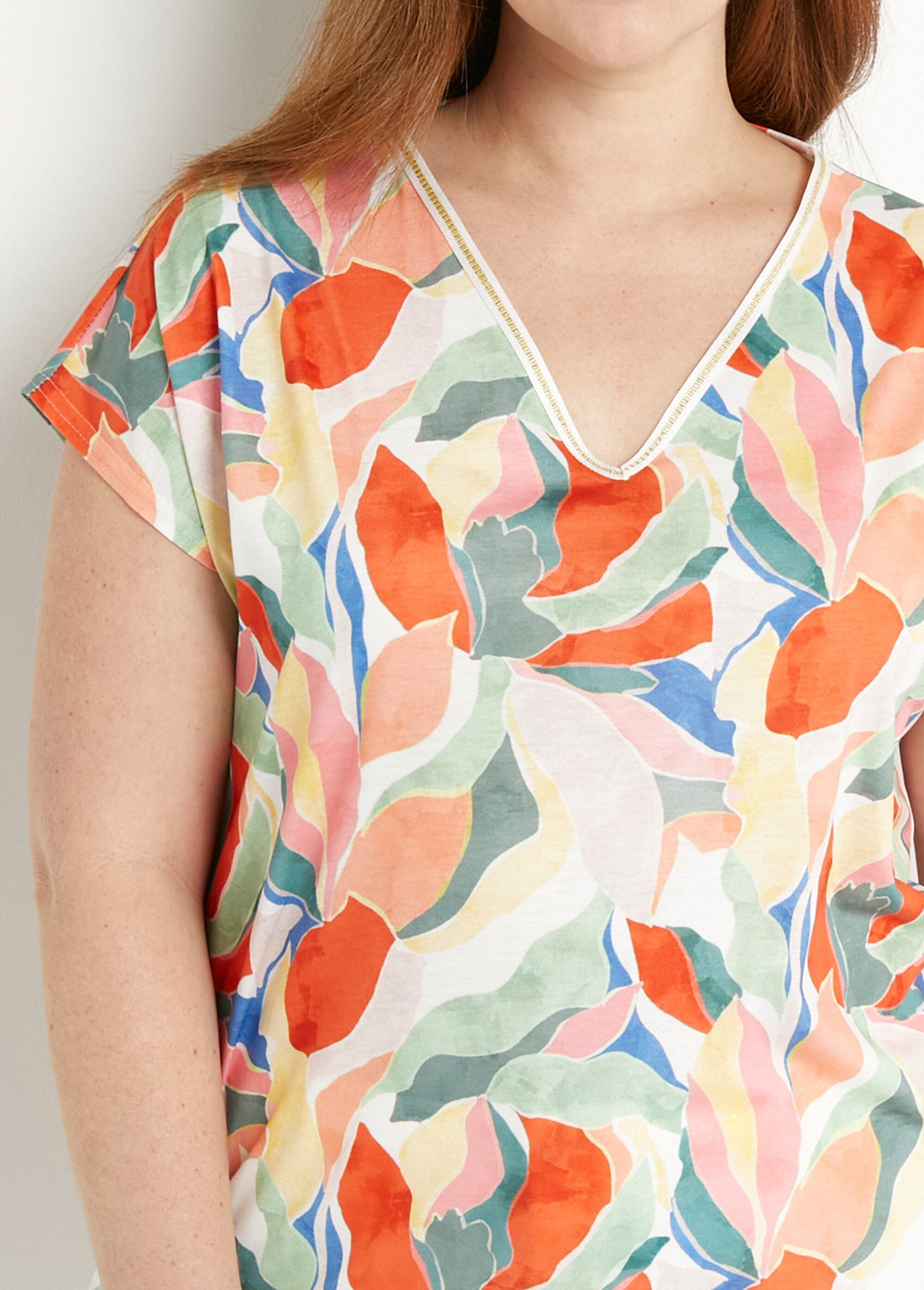 Camiseta_curta_com_decote_em_V_e_estampa_brilhante_Jaune_et_vert_DE1_curvy