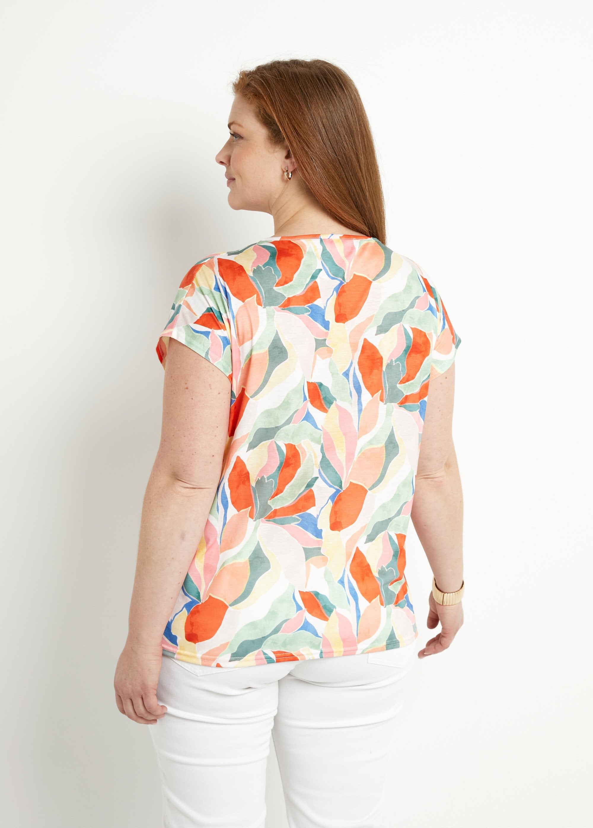 Camiseta_curta_com_decote_em_V_e_estampa_brilhante_Jaune_et_vert_DO1_curvy