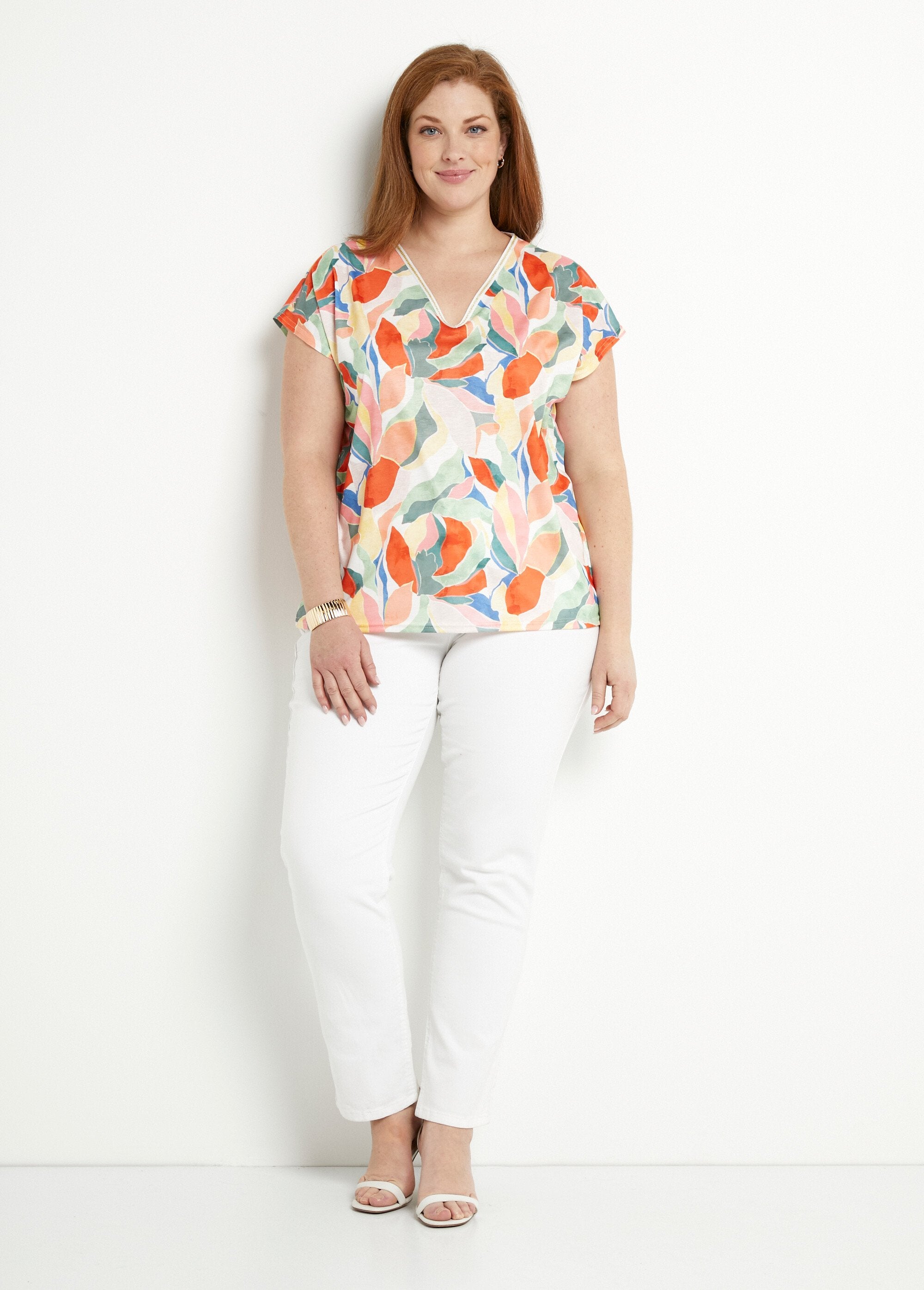 Camiseta_curta_com_decote_em_V_e_estampa_brilhante_Jaune_et_vert_SF1_curvy