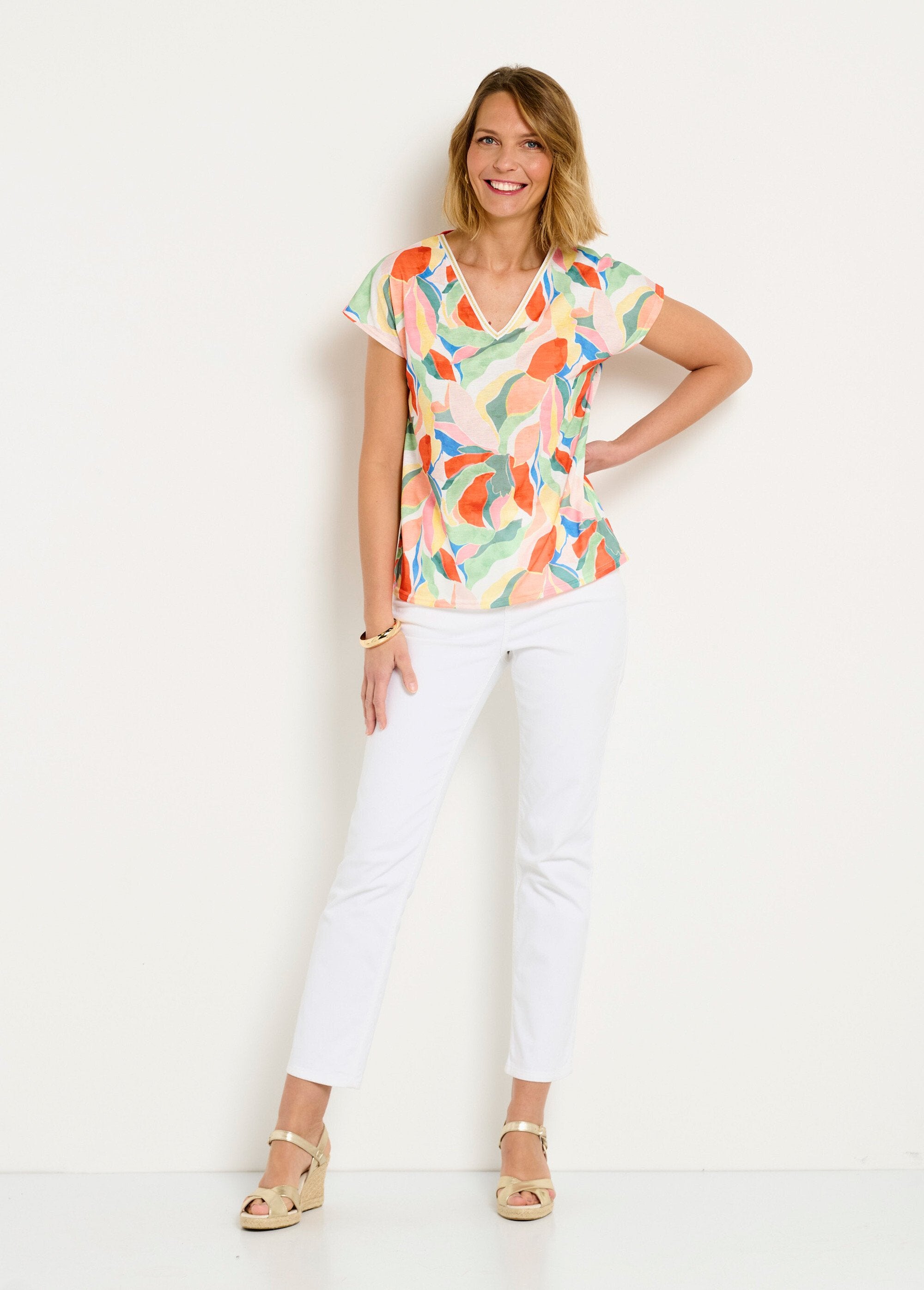 Camiseta_curta_com_decote_em_V_e_estampa_brilhante_Jaune_et_vert_SF1_slim