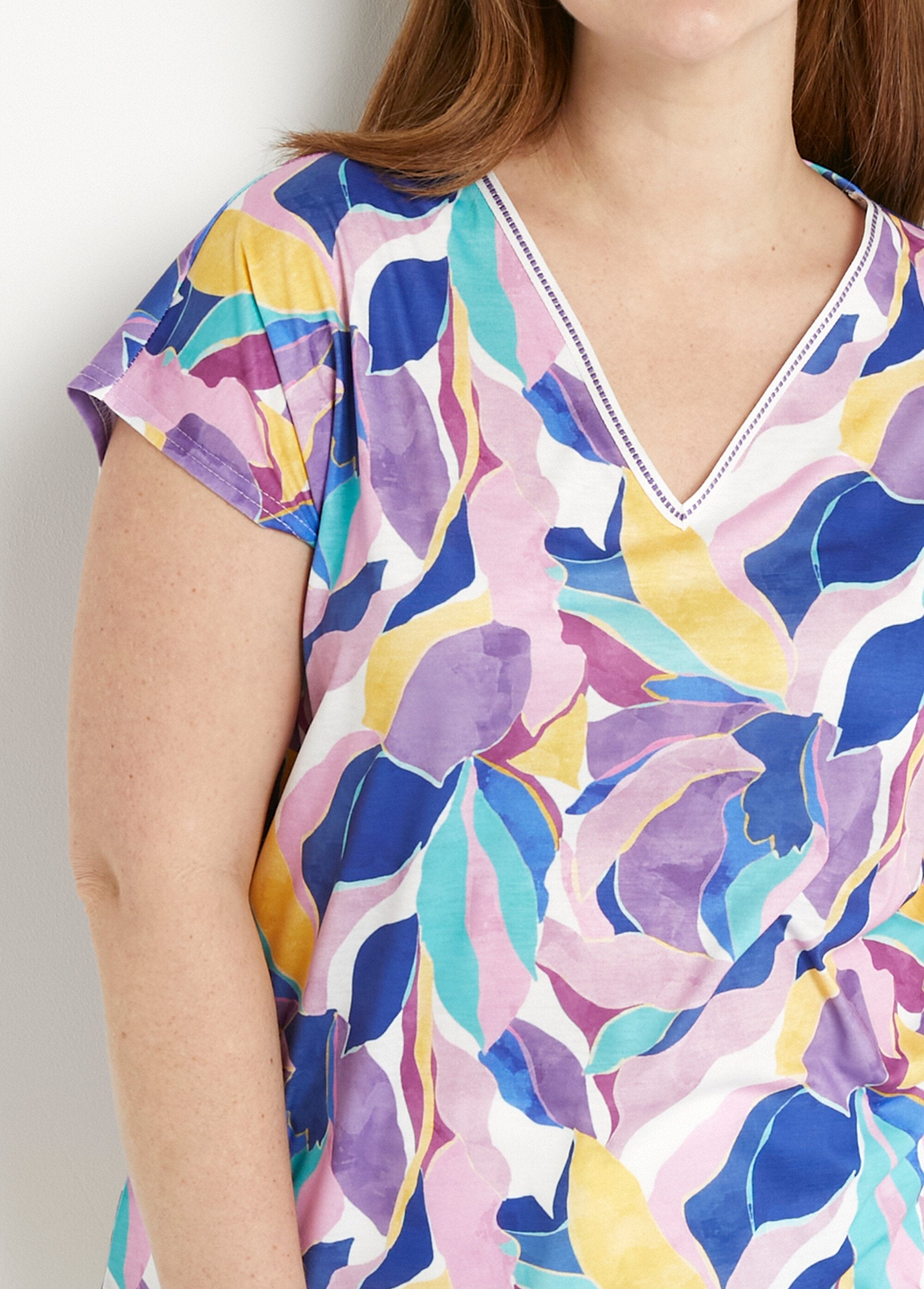 Camiseta_curta_com_decote_em_V_e_estampa_brilhante_Parme_et_jaune_DE1_curvy